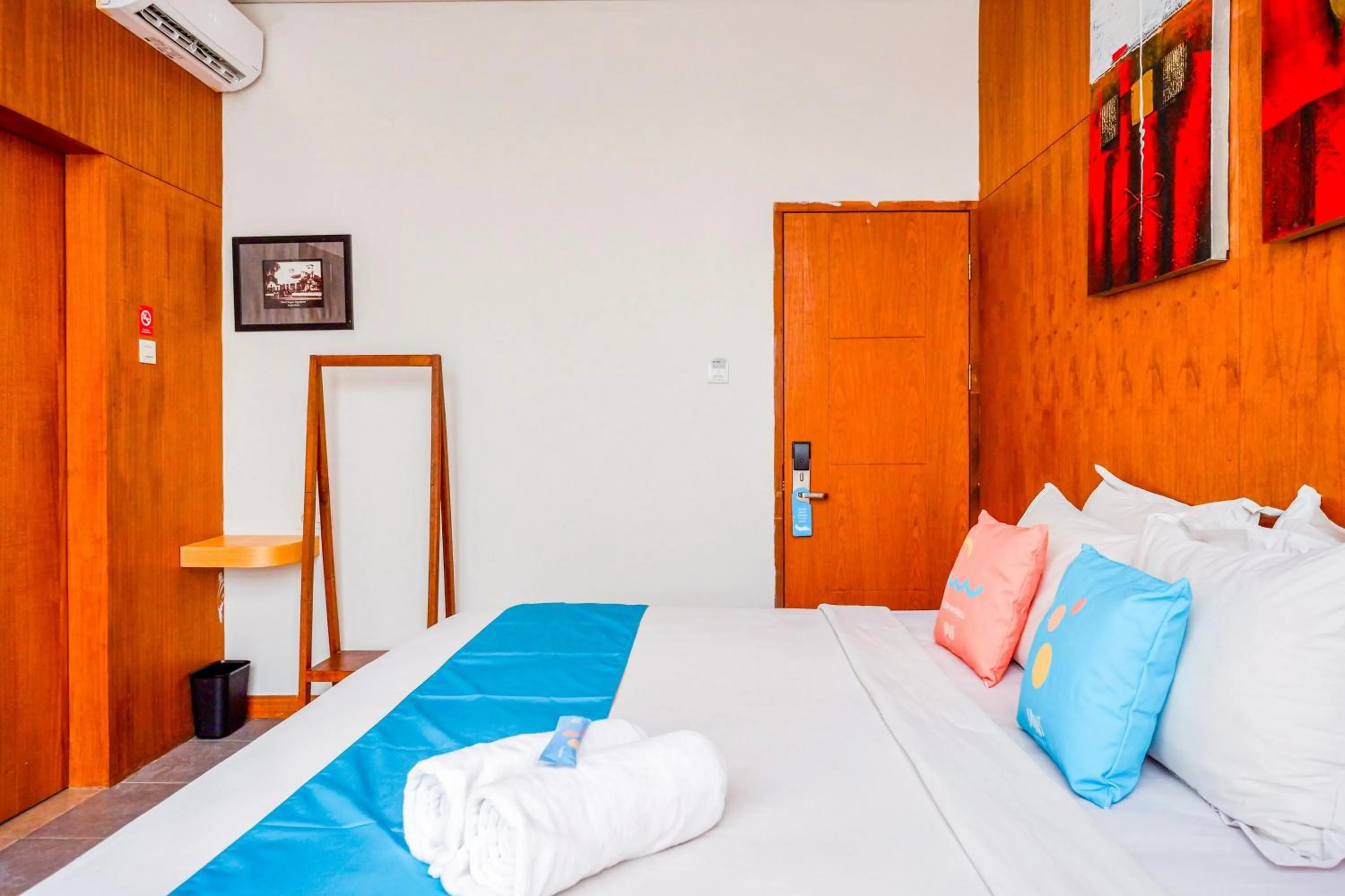 Bedroom, Bed in Sans Hotel Ekkon Yogyakarta by Reddoorz