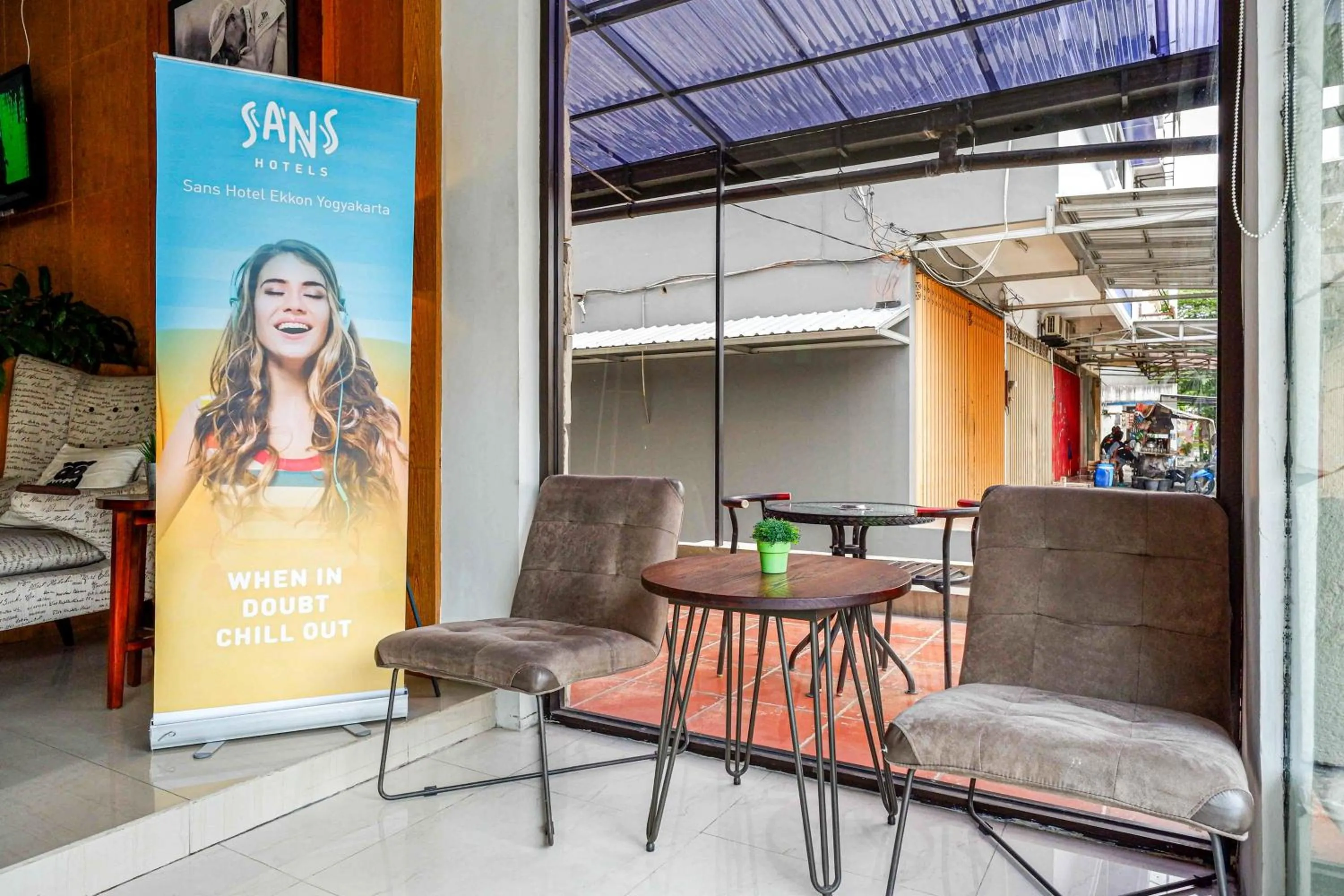 Seating area in Sans Hotel Ekkon Yogyakarta by Reddoorz