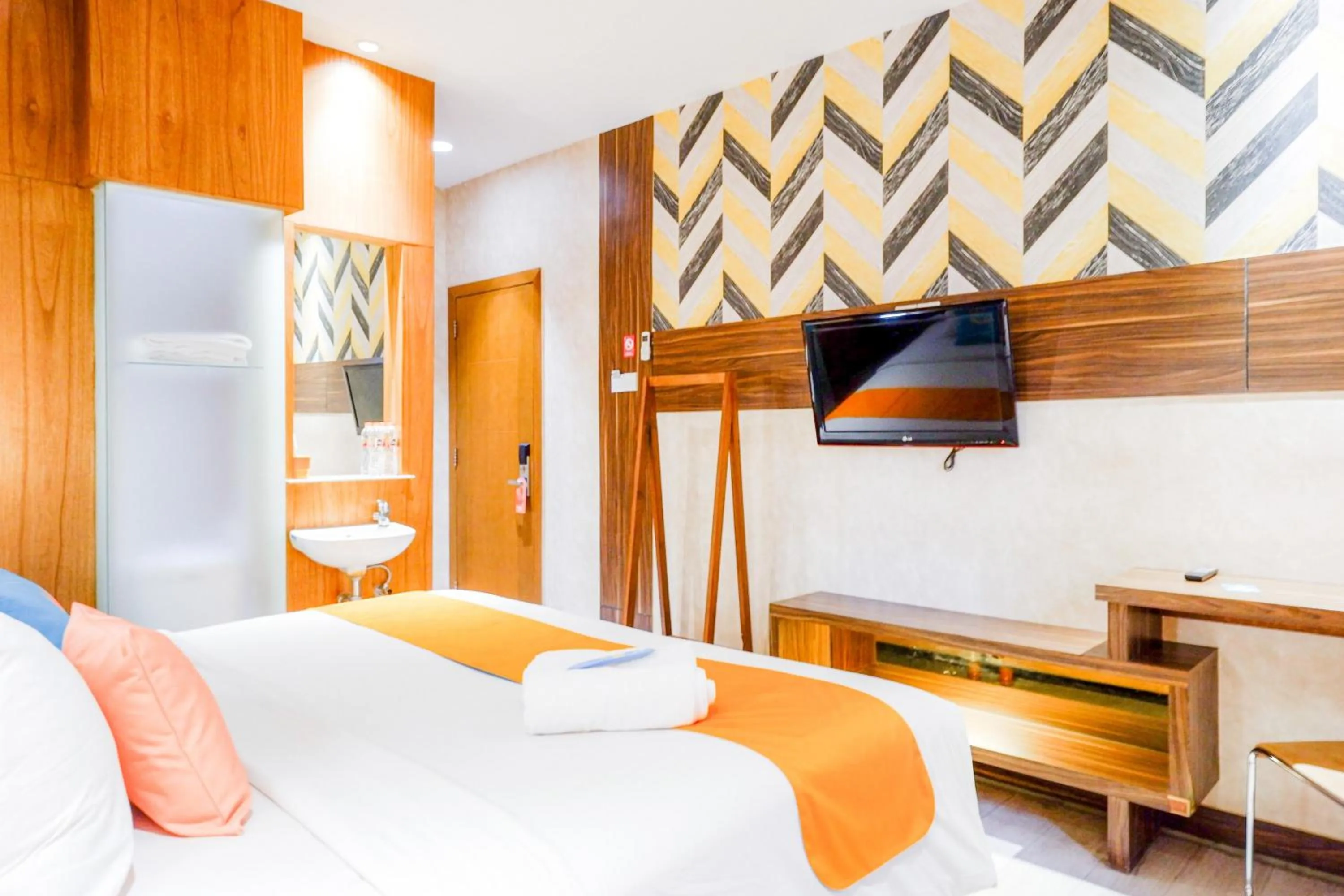 Bedroom, Bed in Sans Hotel Ekkon Yogyakarta by Reddoorz