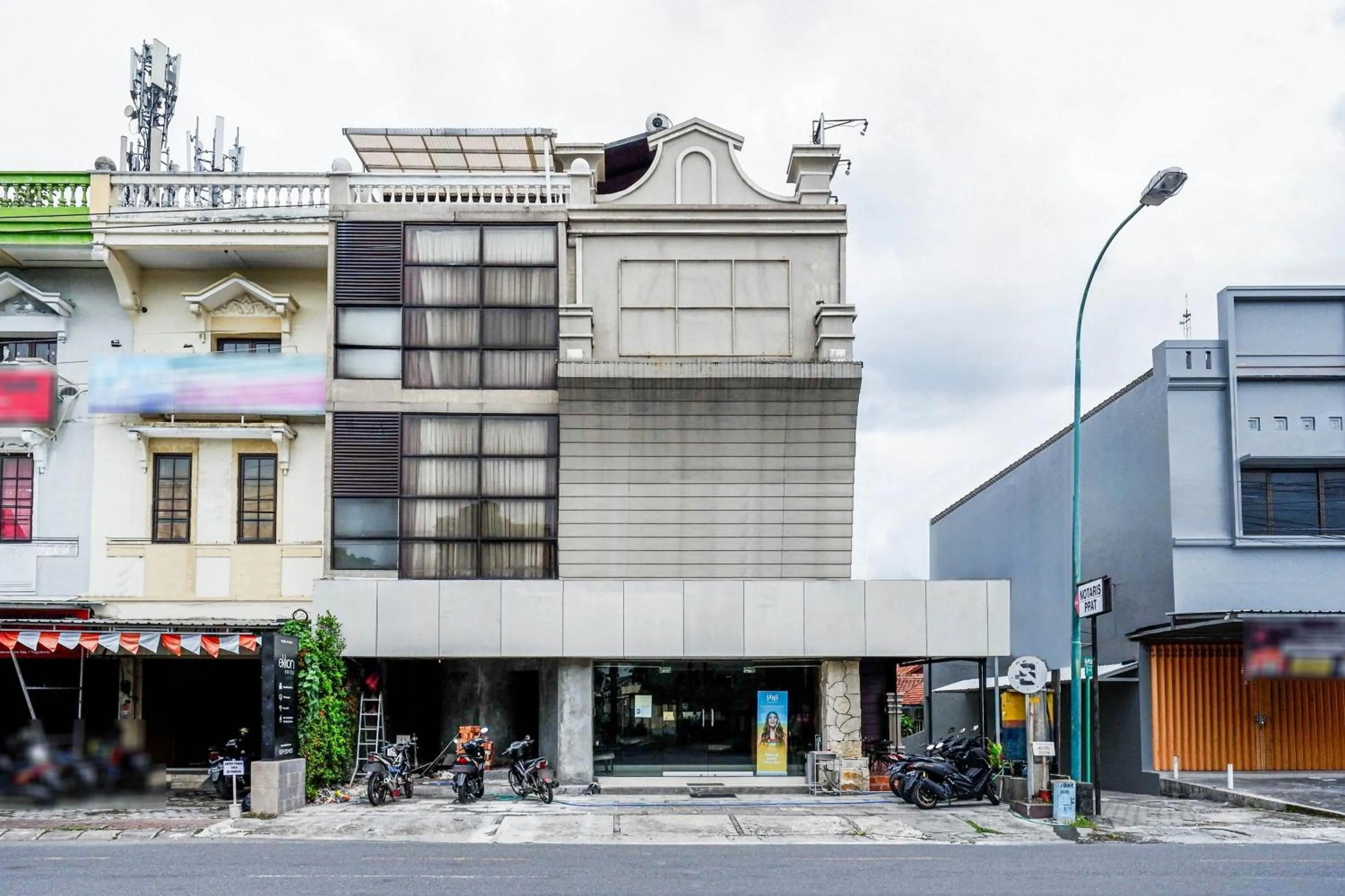 Facade/entrance in Sans Hotel Ekkon Yogyakarta by Reddoorz
