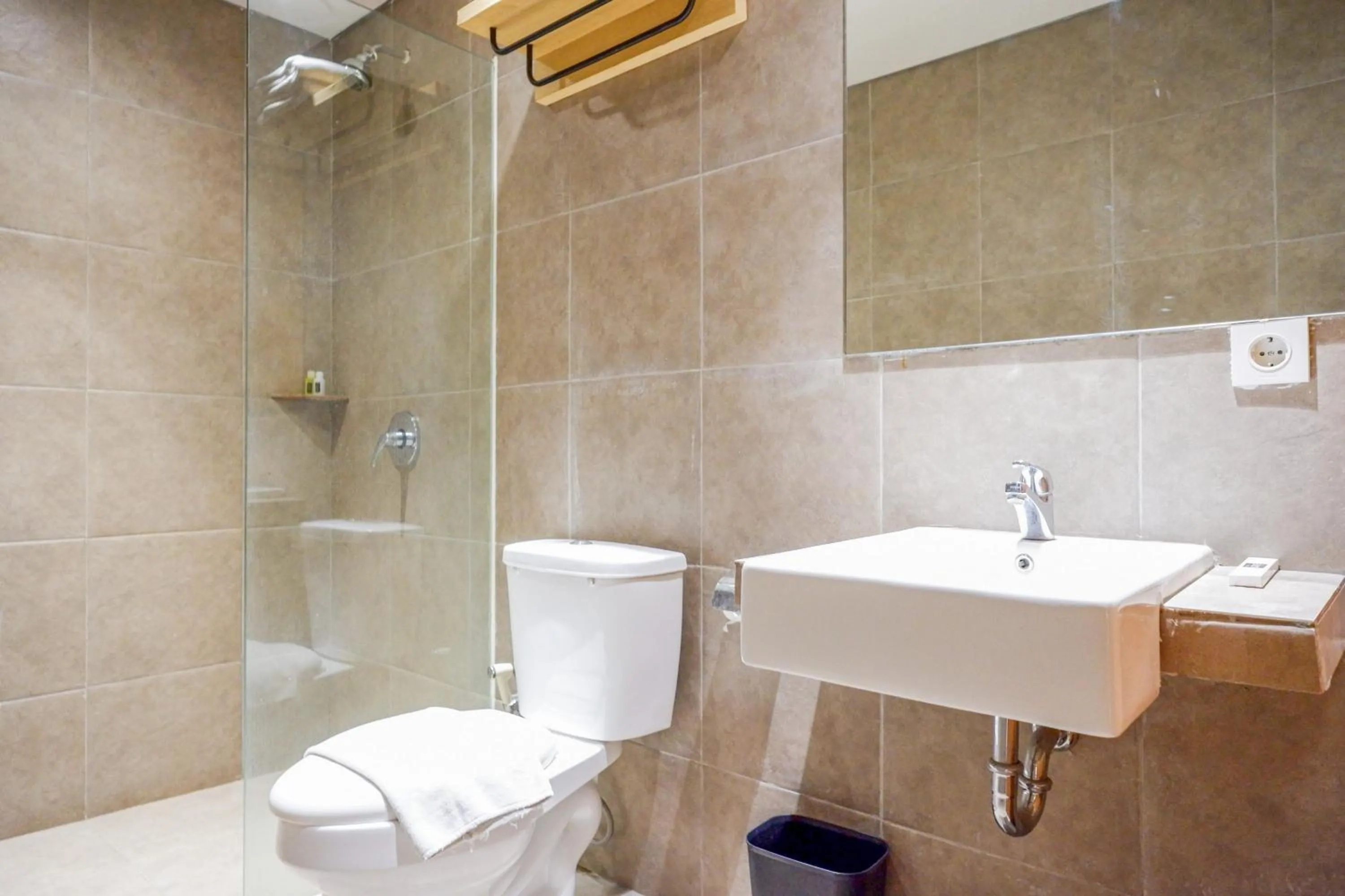 Bathroom in Sans Hotel Ekkon Yogyakarta by Reddoorz