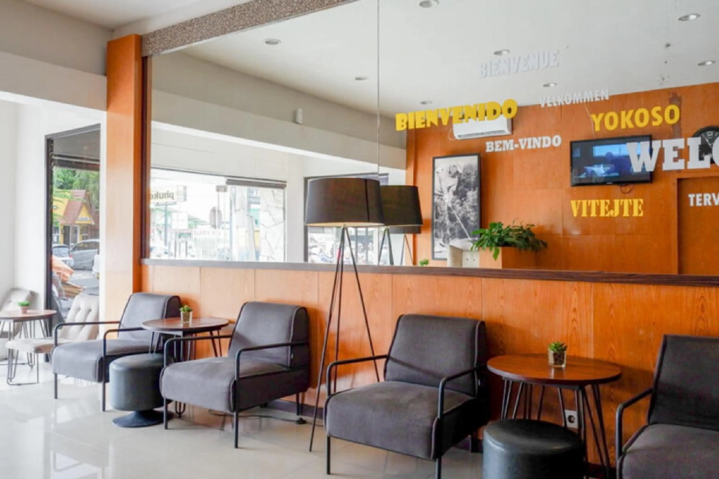 Restaurant/places to eat in Sans Hotel Ekkon Yogyakarta by Reddoorz