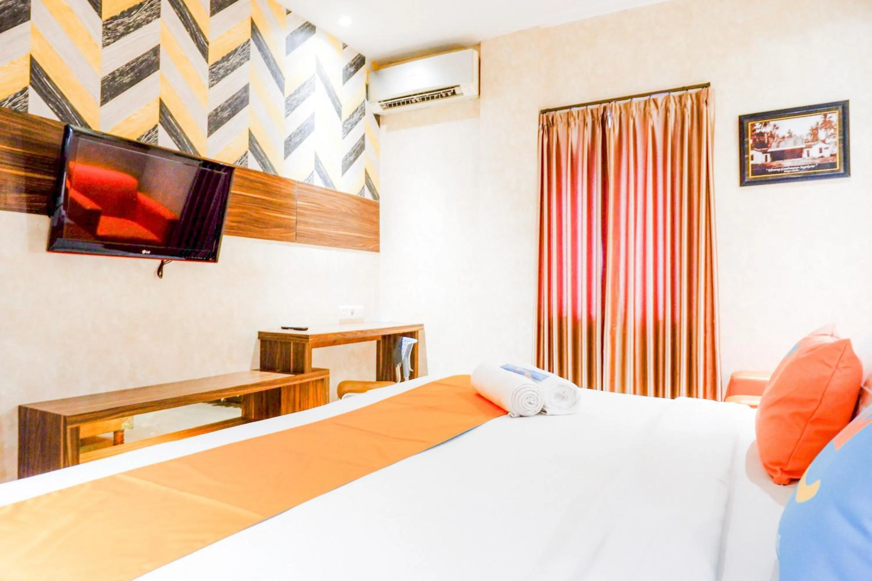 Bedroom, Bed in Sans Hotel Ekkon Yogyakarta by Reddoorz