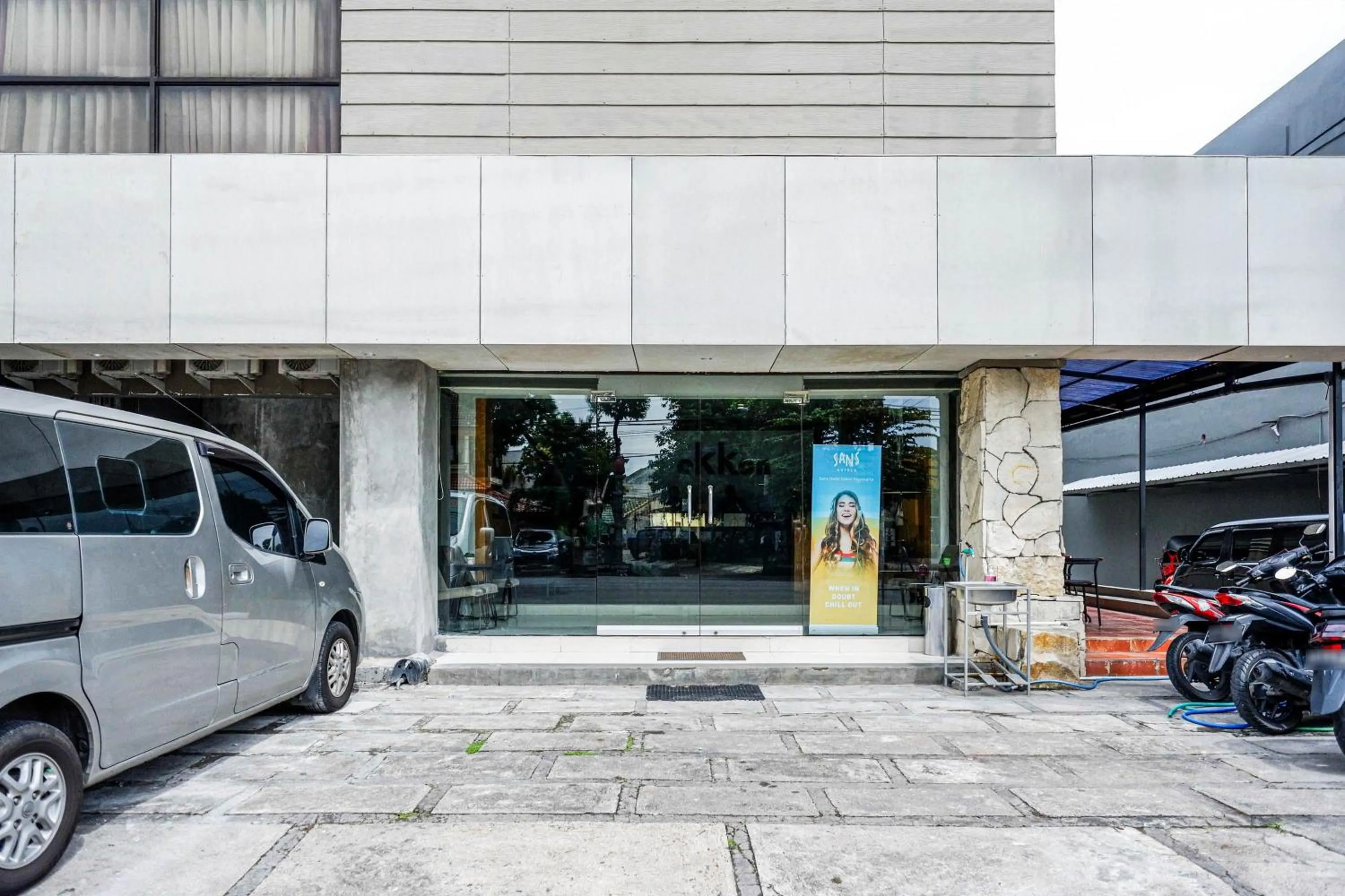 Facade/entrance in Sans Hotel Ekkon Yogyakarta by Reddoorz