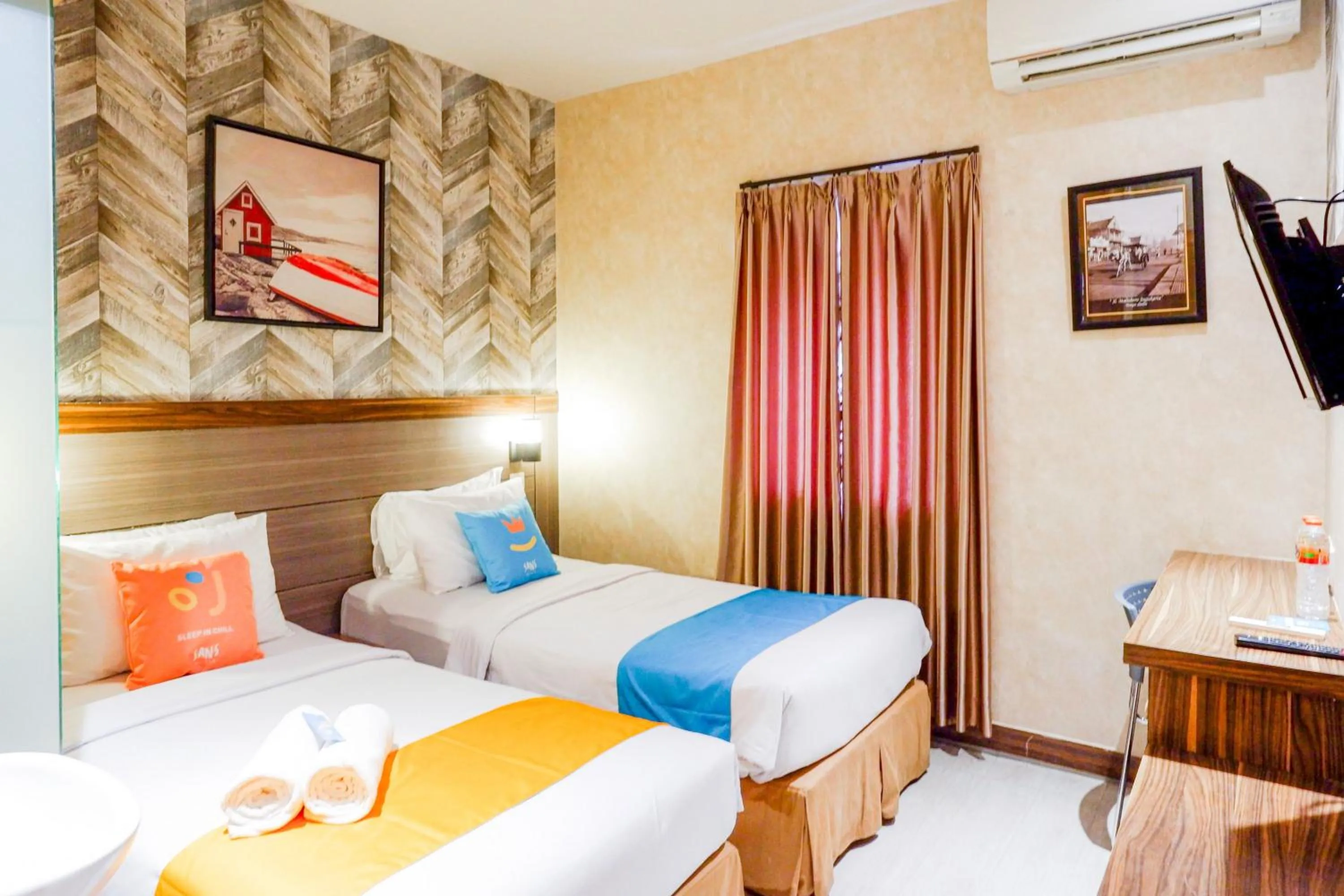 Bedroom, Bed in Sans Hotel Ekkon Yogyakarta by Reddoorz