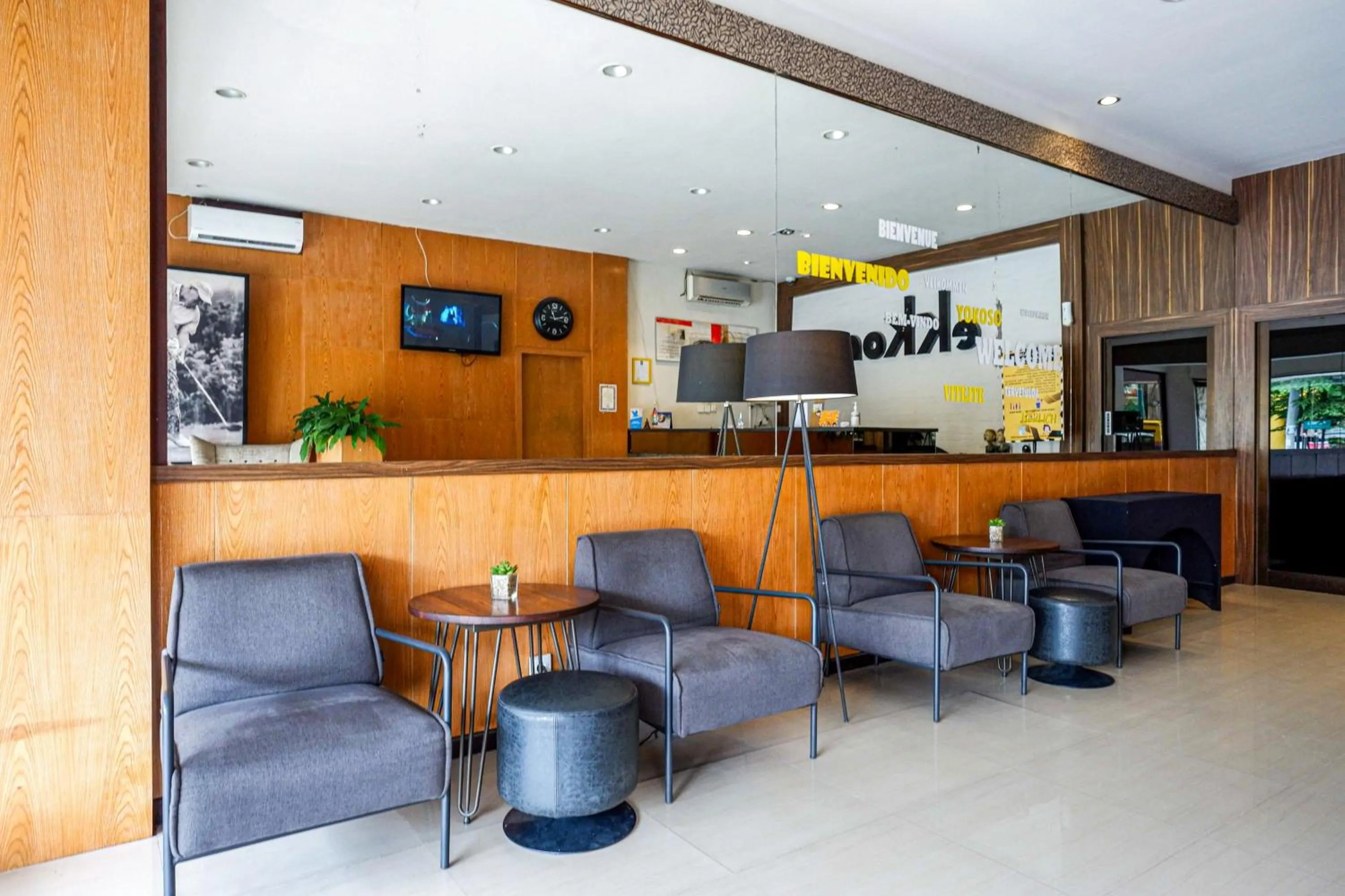 Seating area in Sans Hotel Ekkon Yogyakarta by Reddoorz