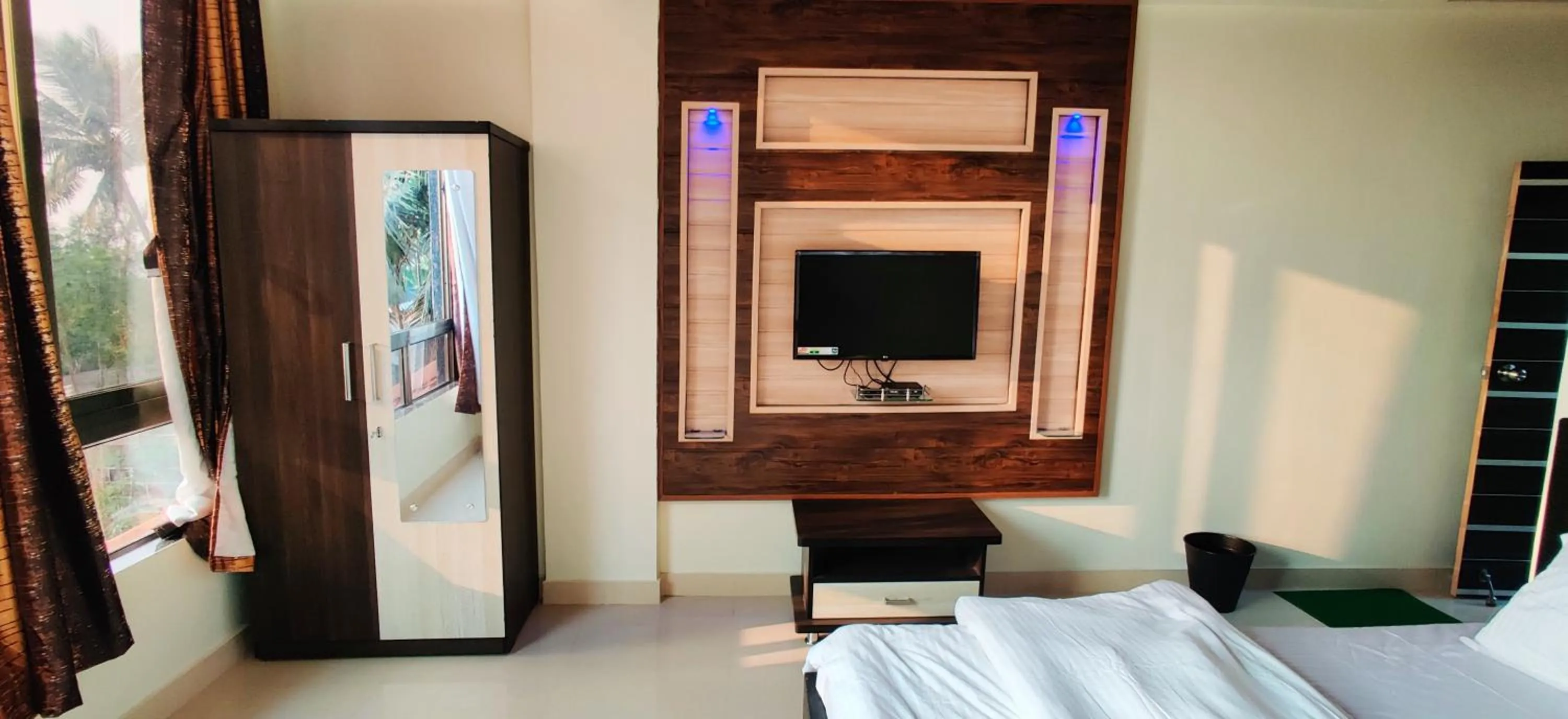 Photo of the whole room, Bed in Happy Days Diveagar