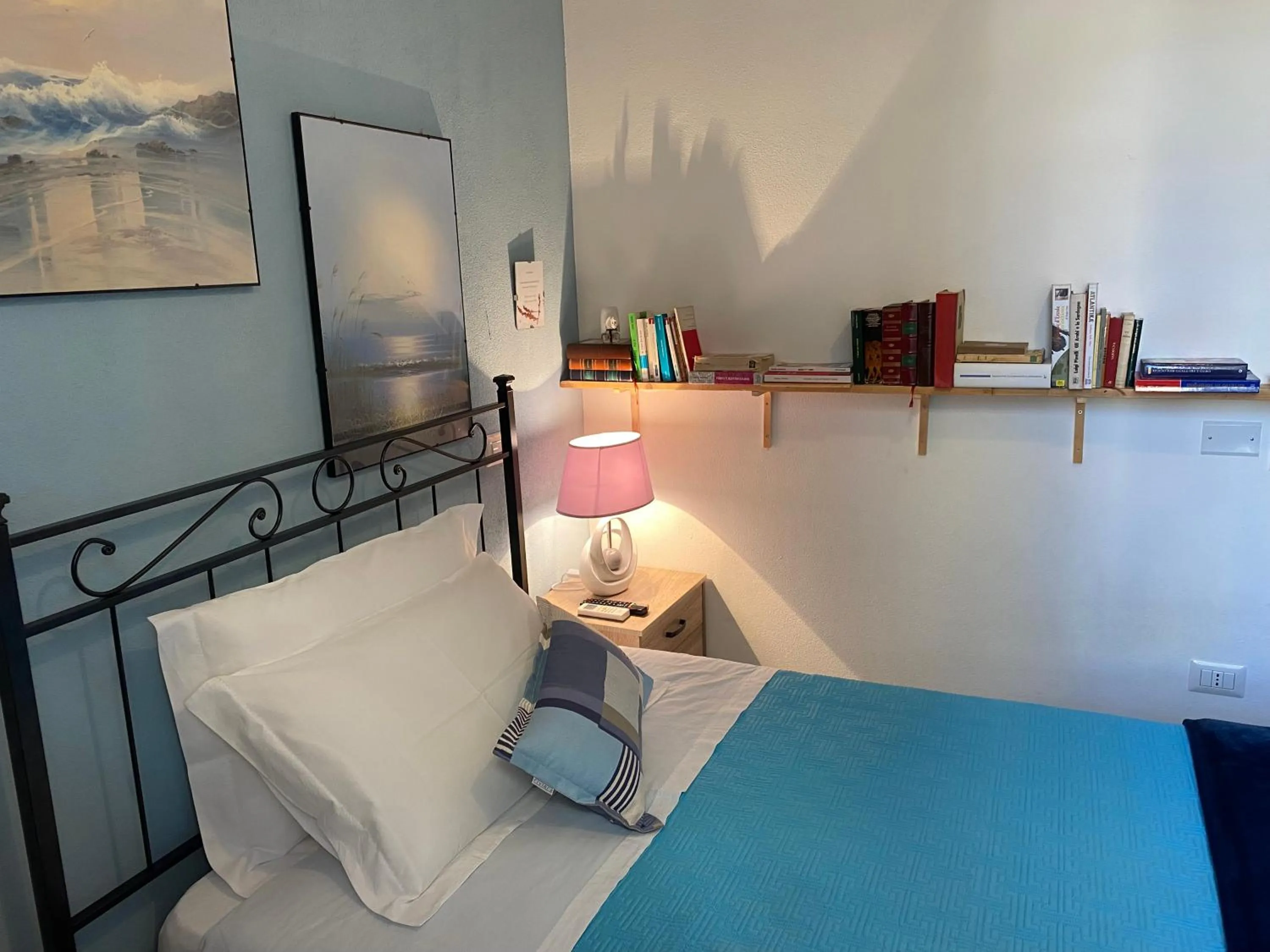 Bed in Iola Rooms - Q9416