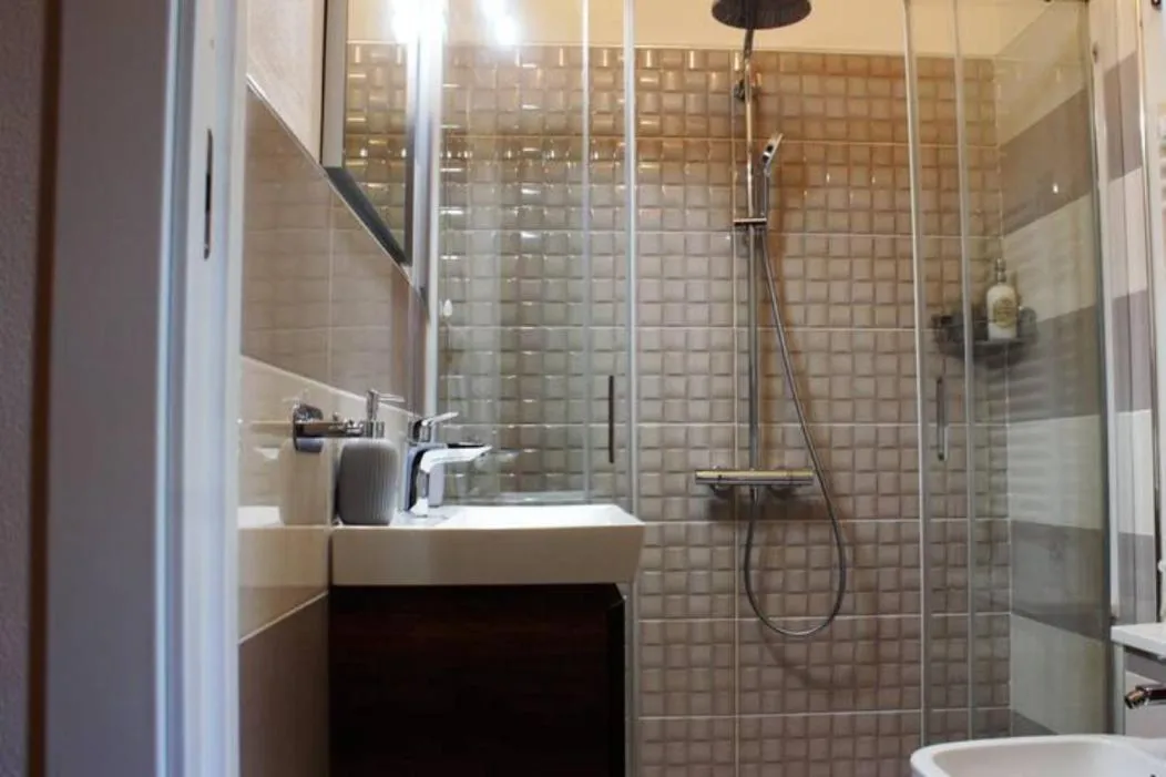 Shower in Iola Rooms - Q9416