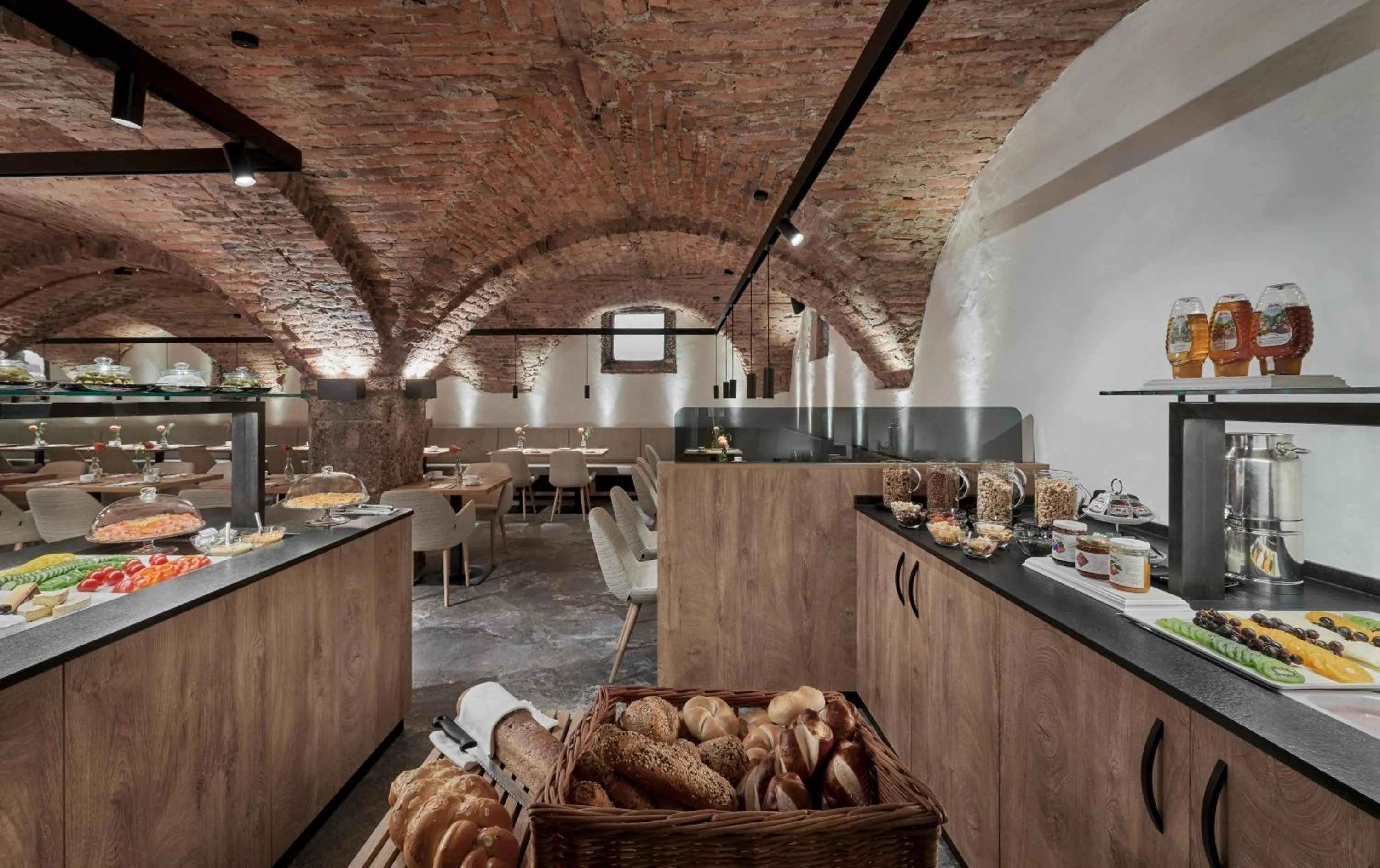 Restaurant/places to eat in Hotel Schwarzer Adler Innsbruck