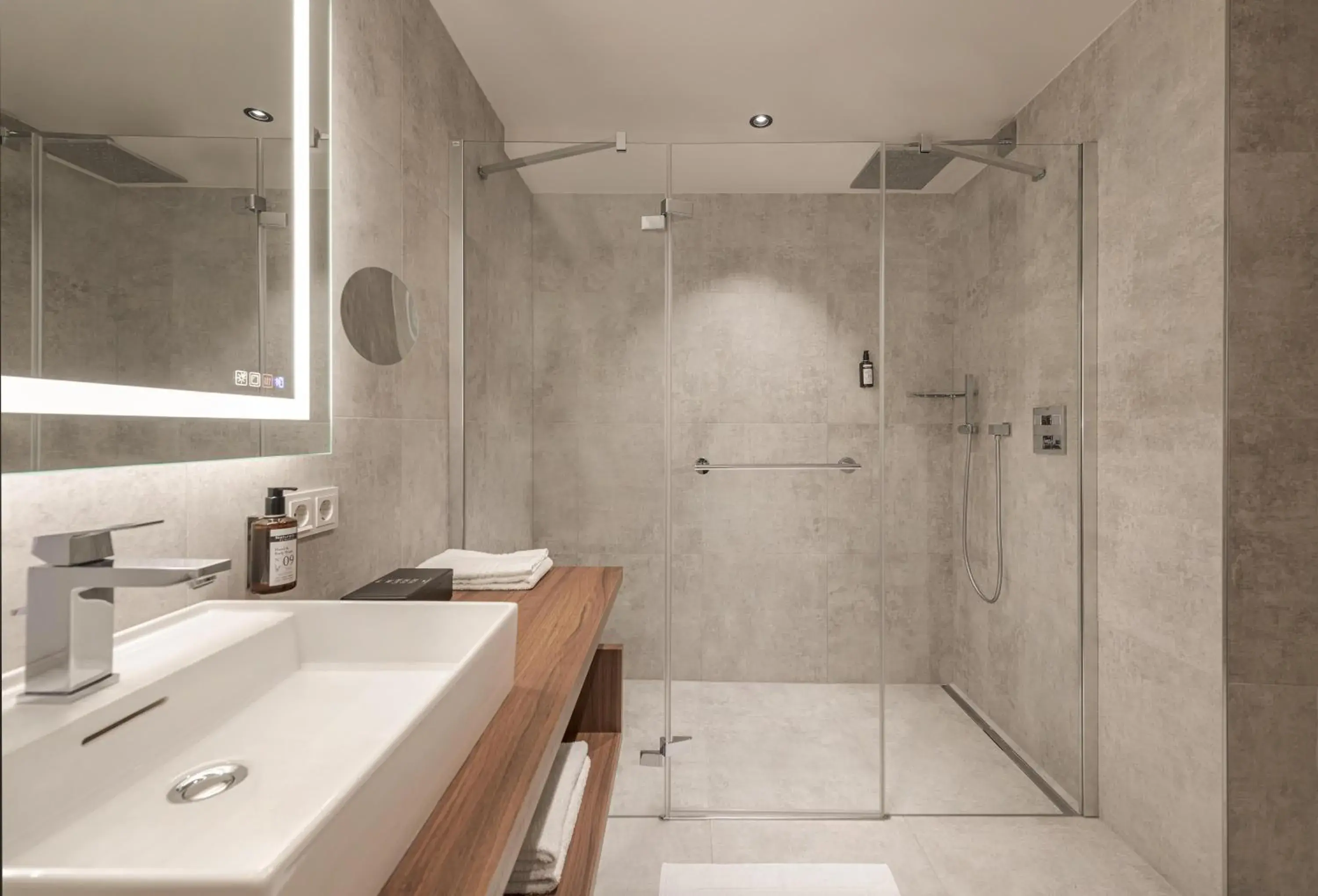 Deluxe Double Room in Hotel Schwarzer Adler Innsbruck Deluxe Double Room in Hotel Schwarzer Adler Innsbruck