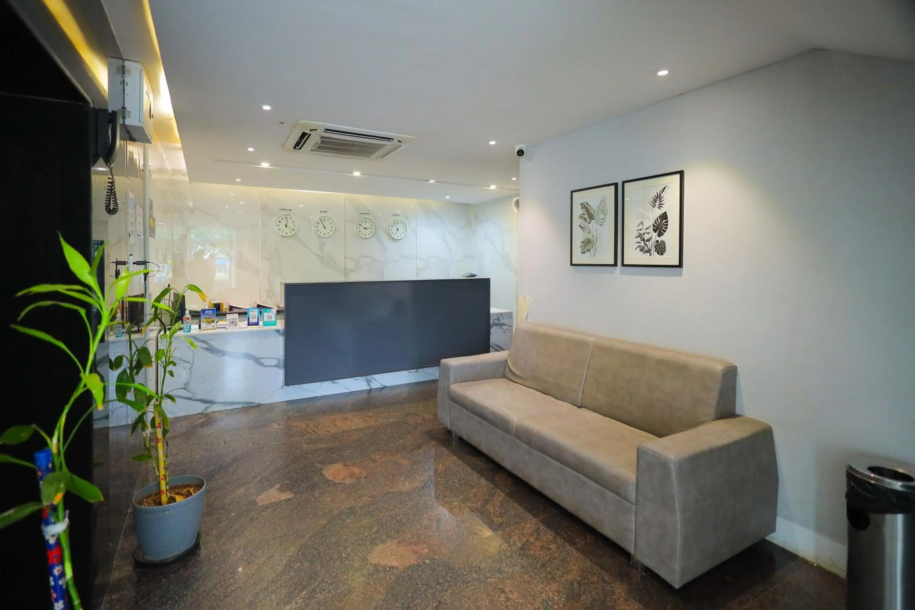 Lobby or reception in Adyar Plaza Inn by RAK Rooms, Mangaluru