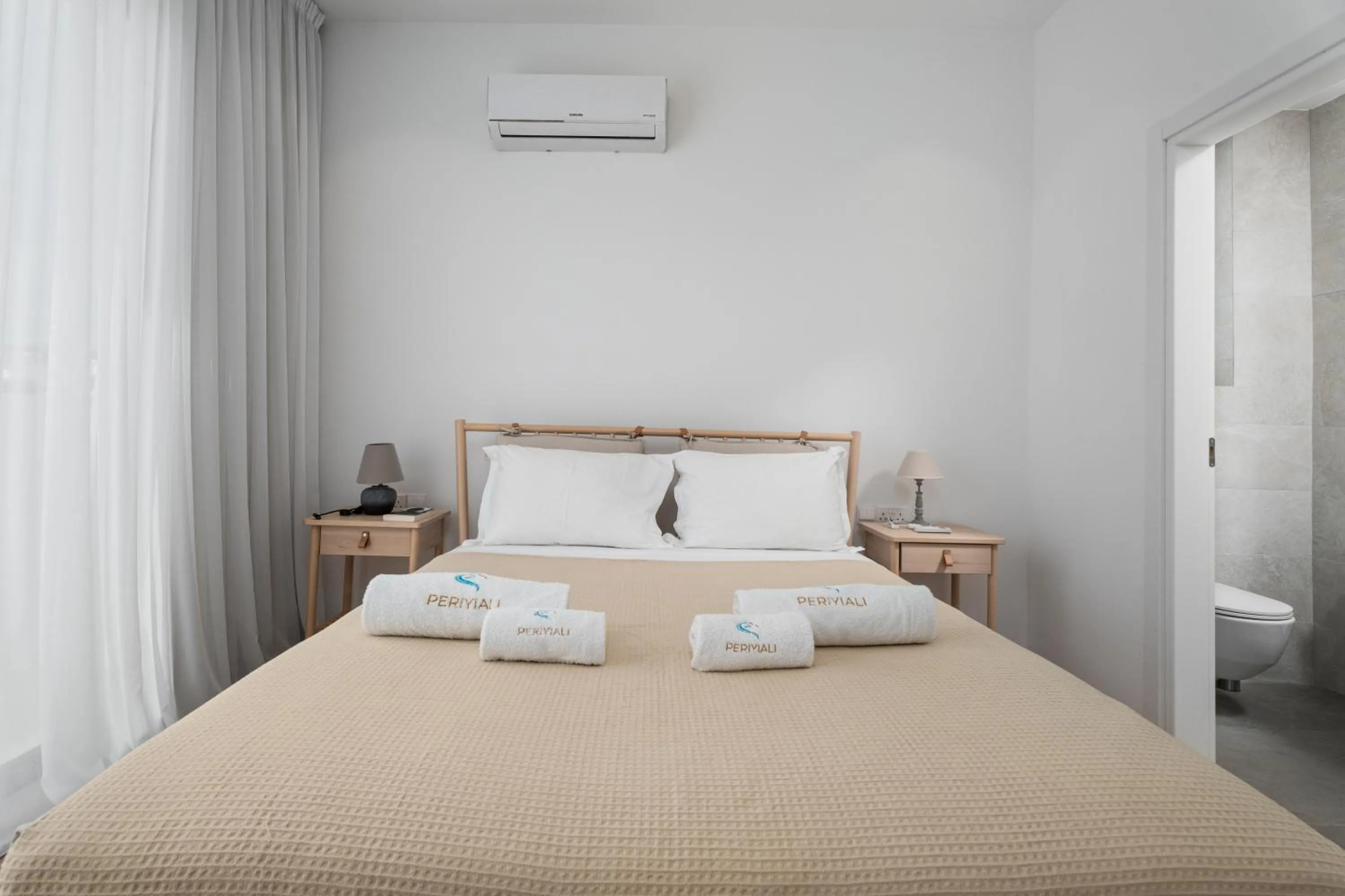 Bed in Periyiali Konnos Villas Beach Resort