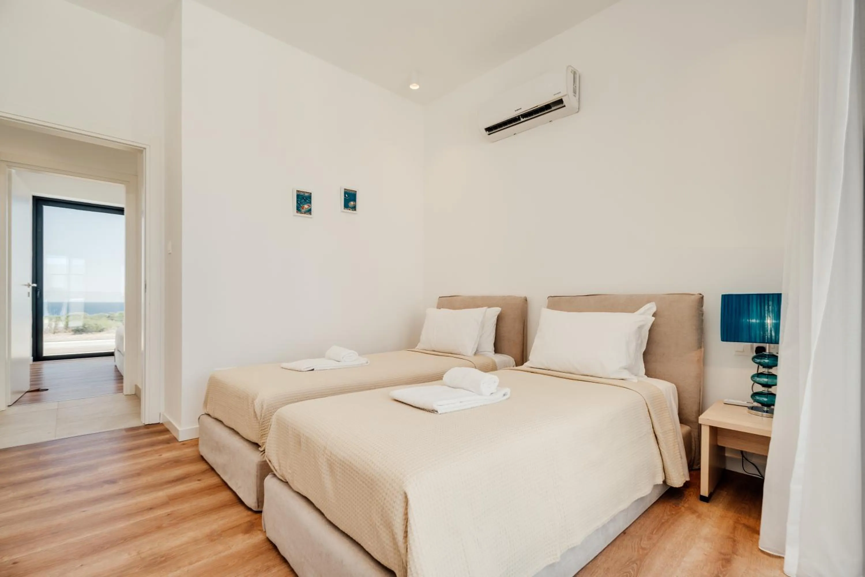 Bed in Periyiali Konnos Villas Beach Resort