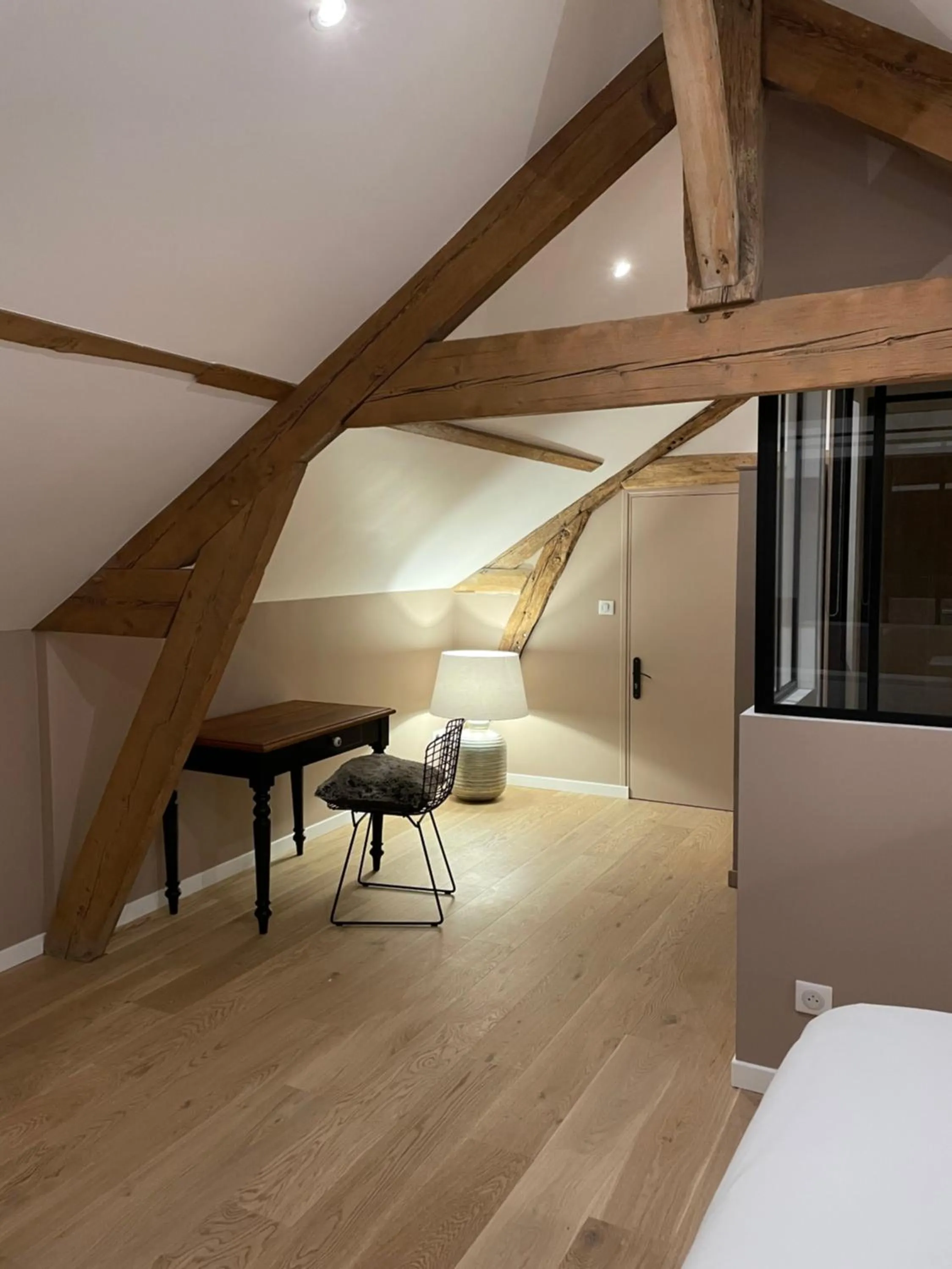 Seating area, Bed in L'Atelier des Magnolias