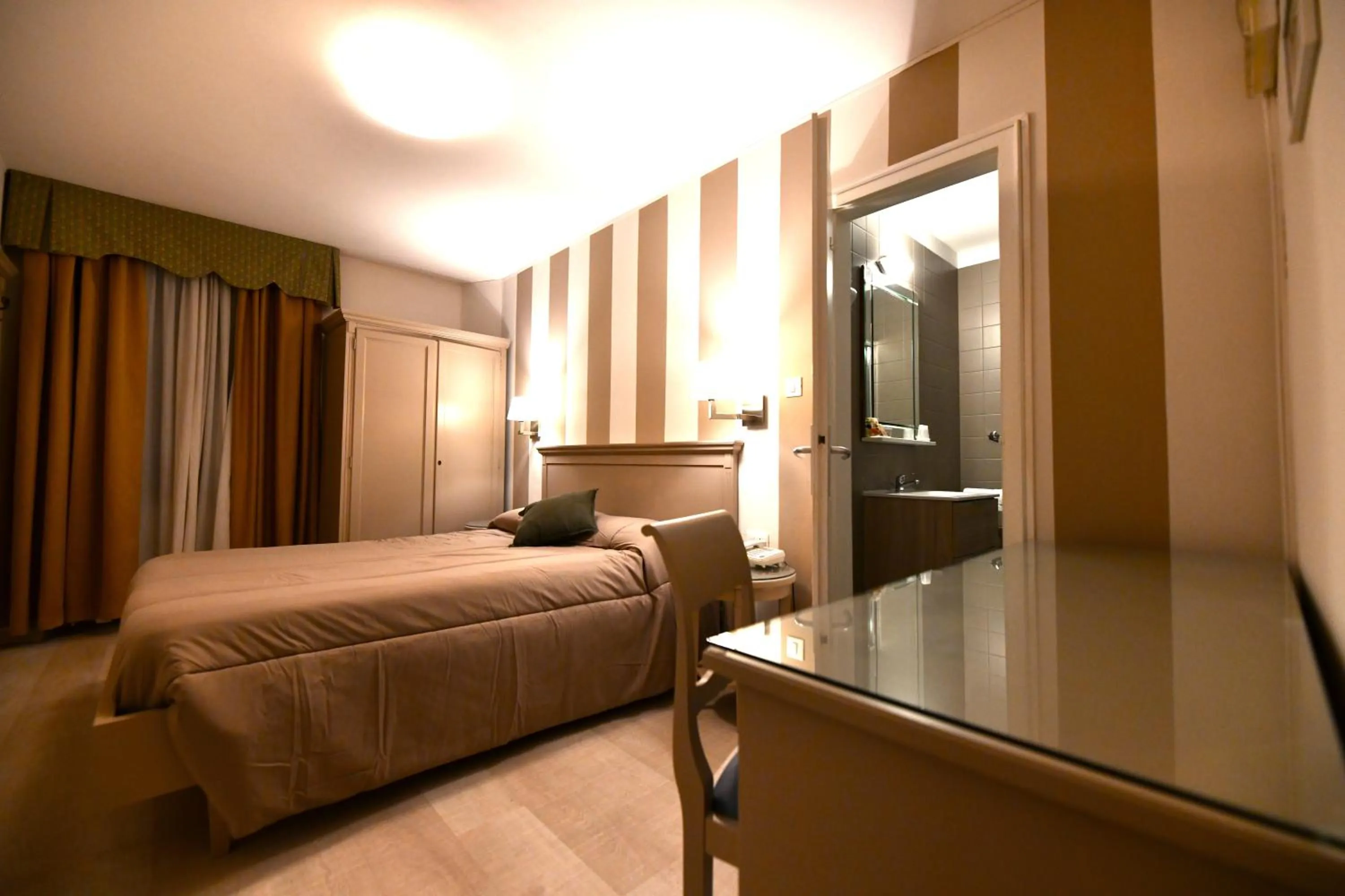 Photo of the whole room, Bed in Hotel Bristol