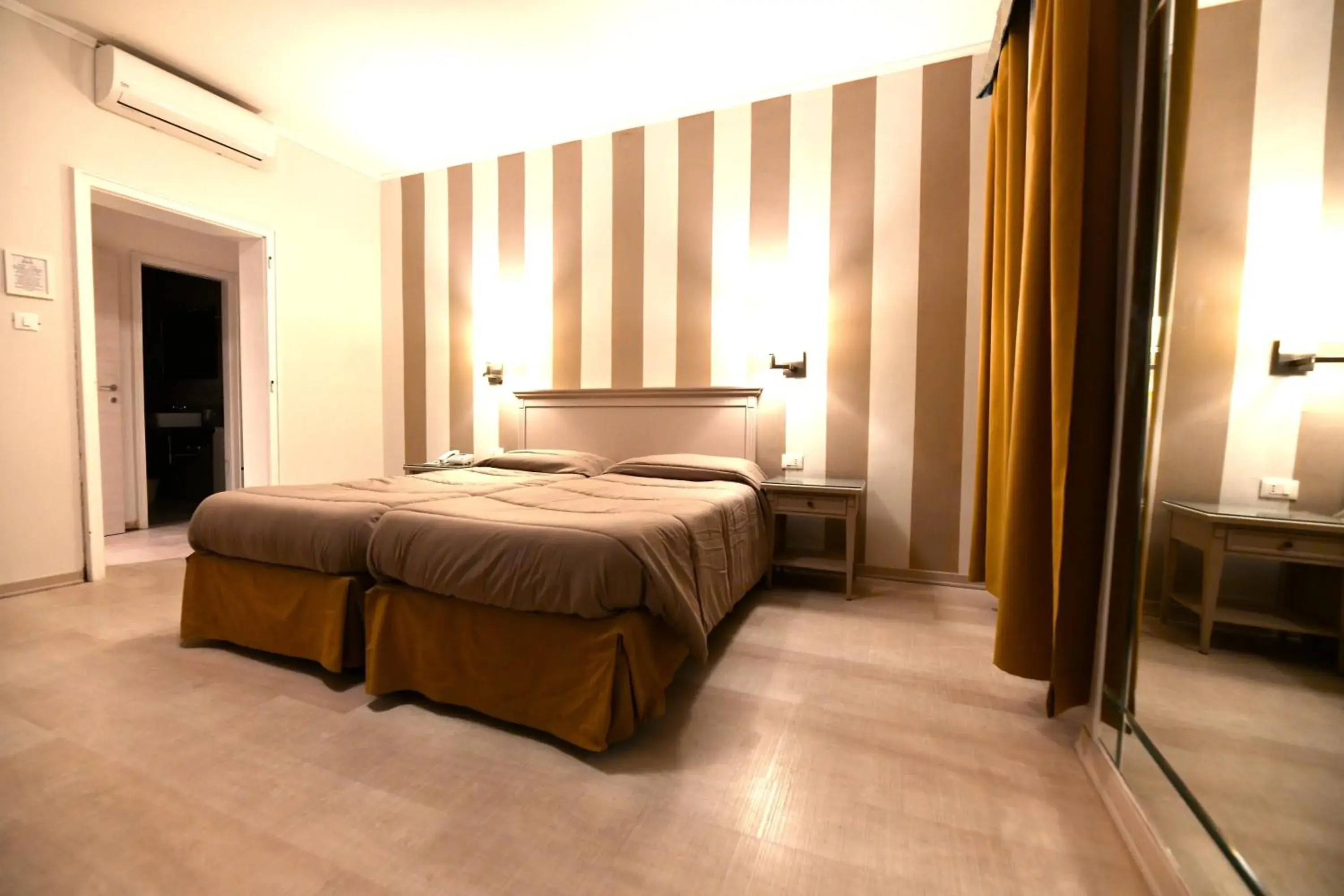 Large Double or Twin Room in Hotel Bristol Large Double or Twin Room in Hotel Bristol