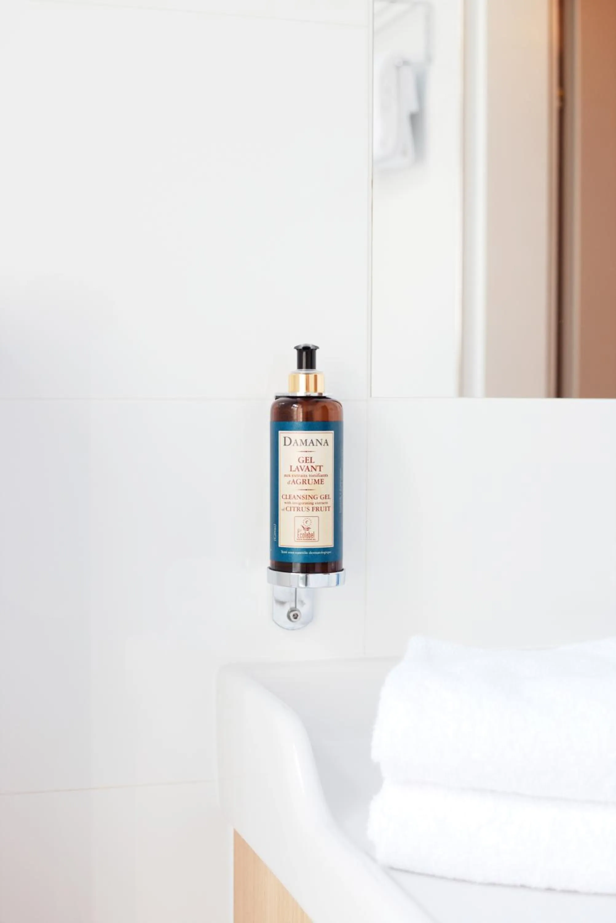 Bathroom, Bed in Drei Kronen Hotel Wien City