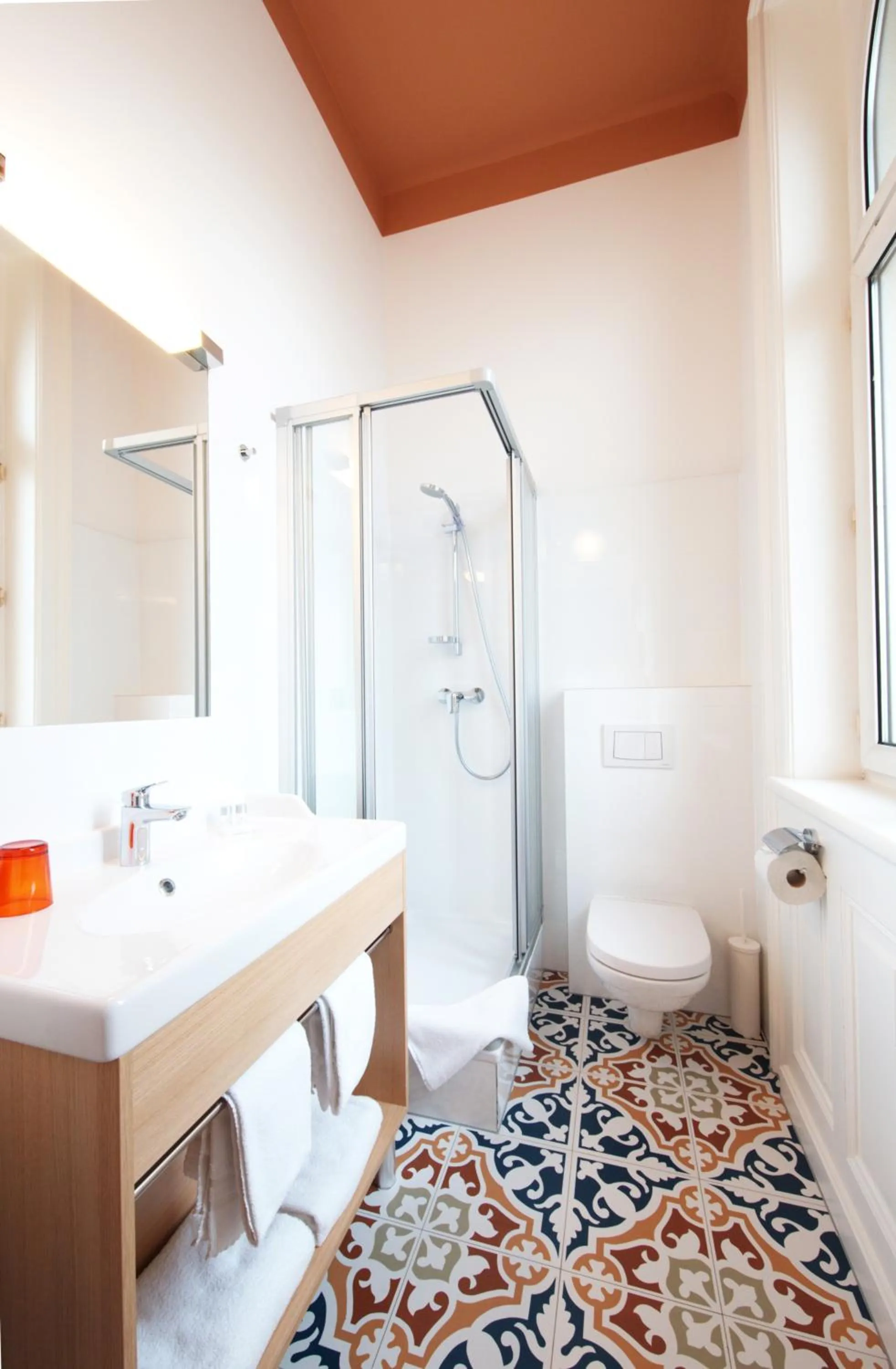 Bathroom, Bed in Drei Kronen Hotel Wien City