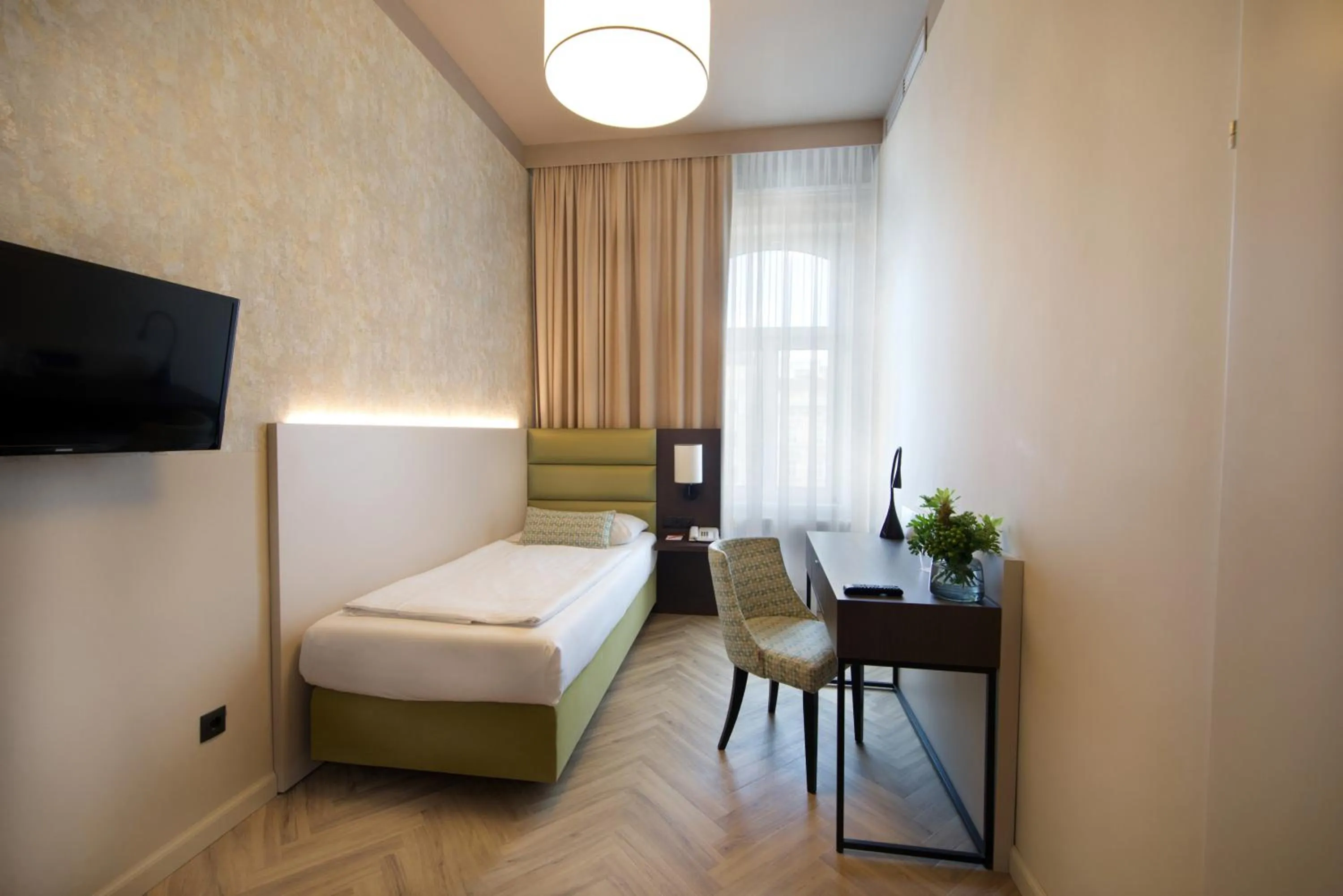 Photo of the whole room, Bed in Drei Kronen Hotel Wien City