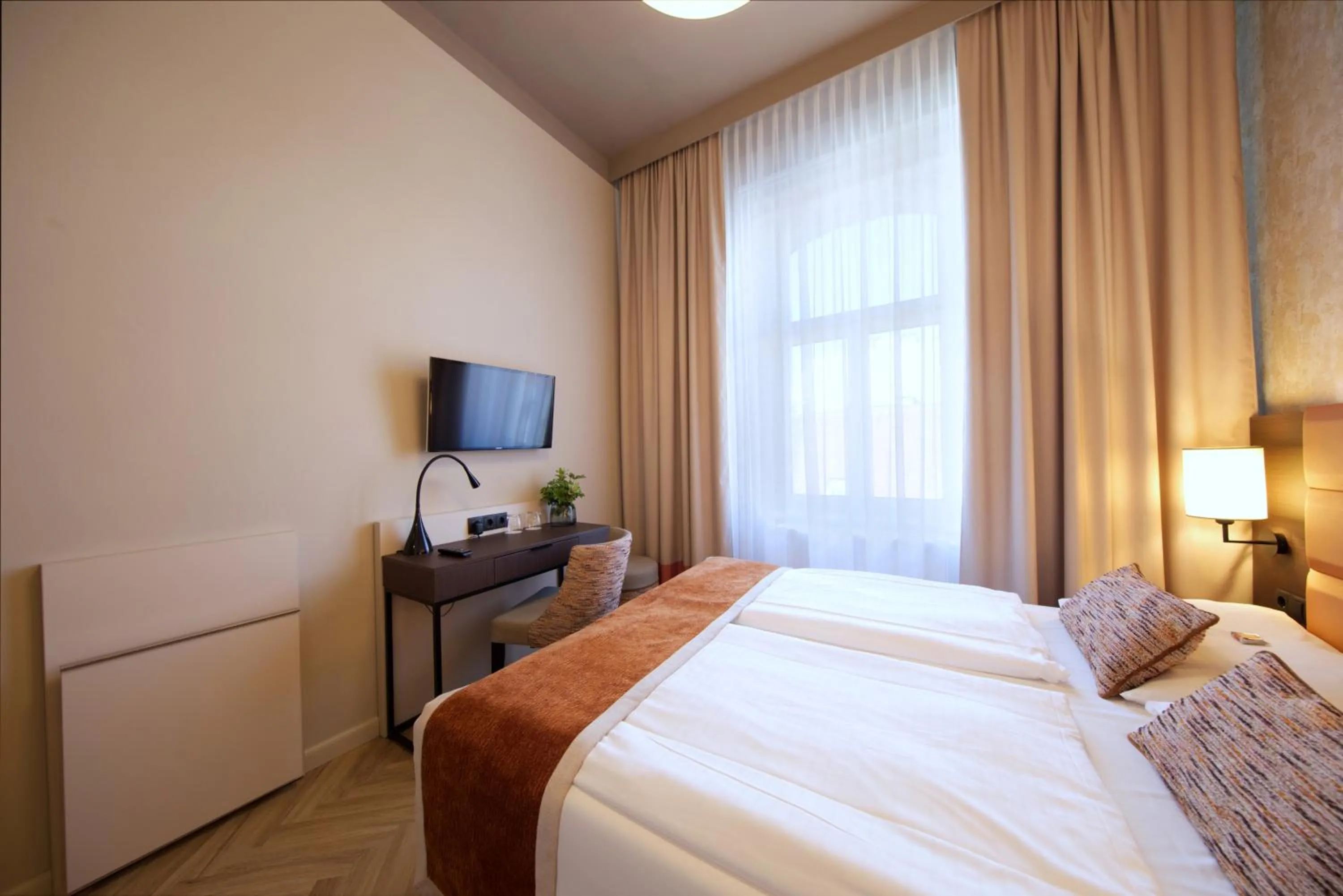 Photo of the whole room, Bed in Drei Kronen Hotel Wien City