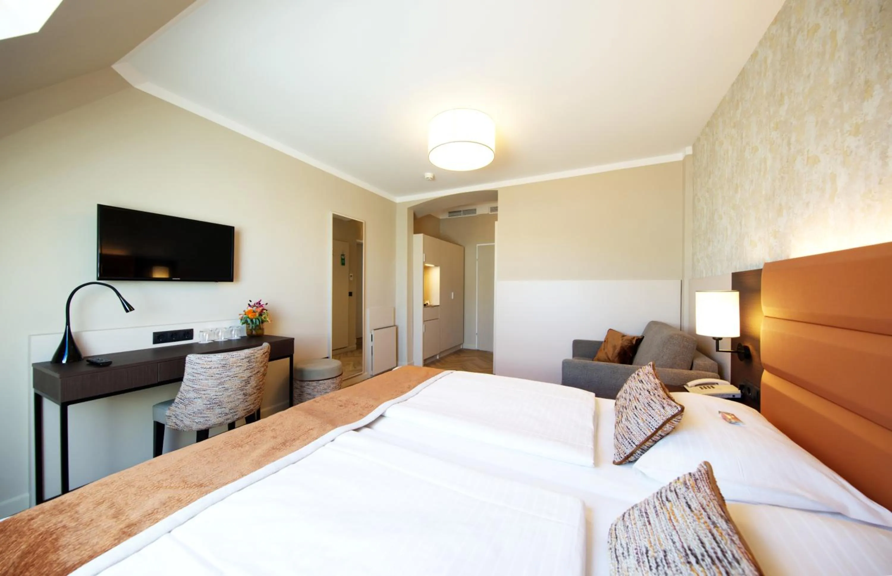 Photo of the whole room, Bed in Drei Kronen Hotel Wien City