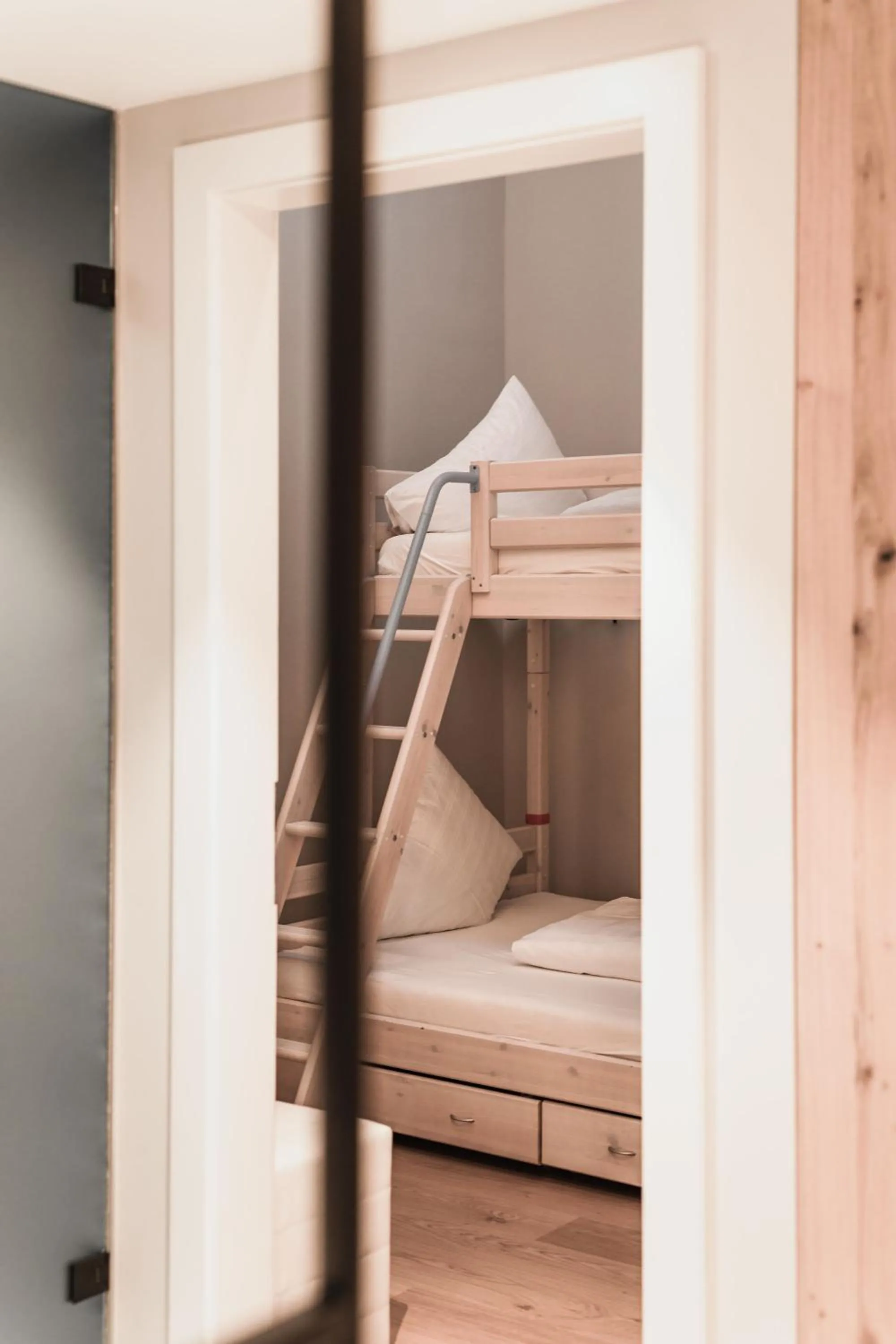 bunk bed, Bed in Stadthotel Goldenes Schiff