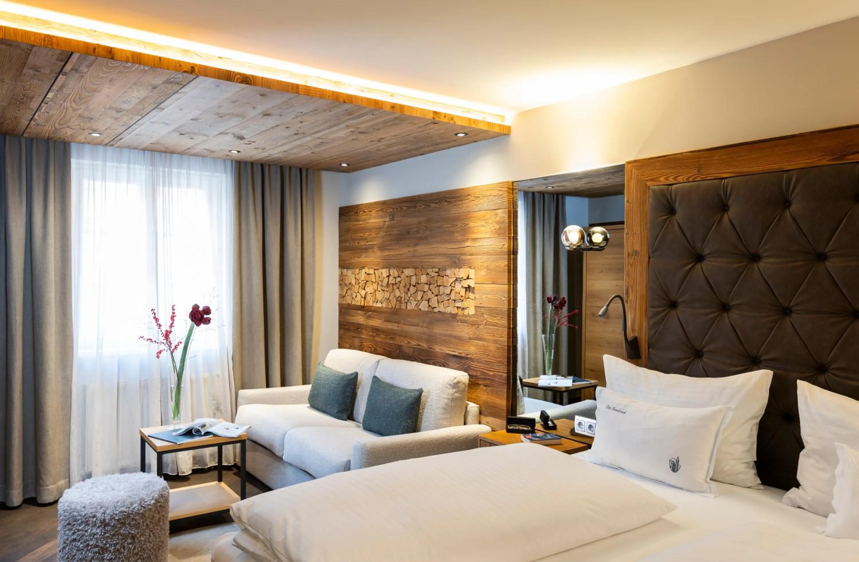 Living room, Bed in Hotel Innsbruck