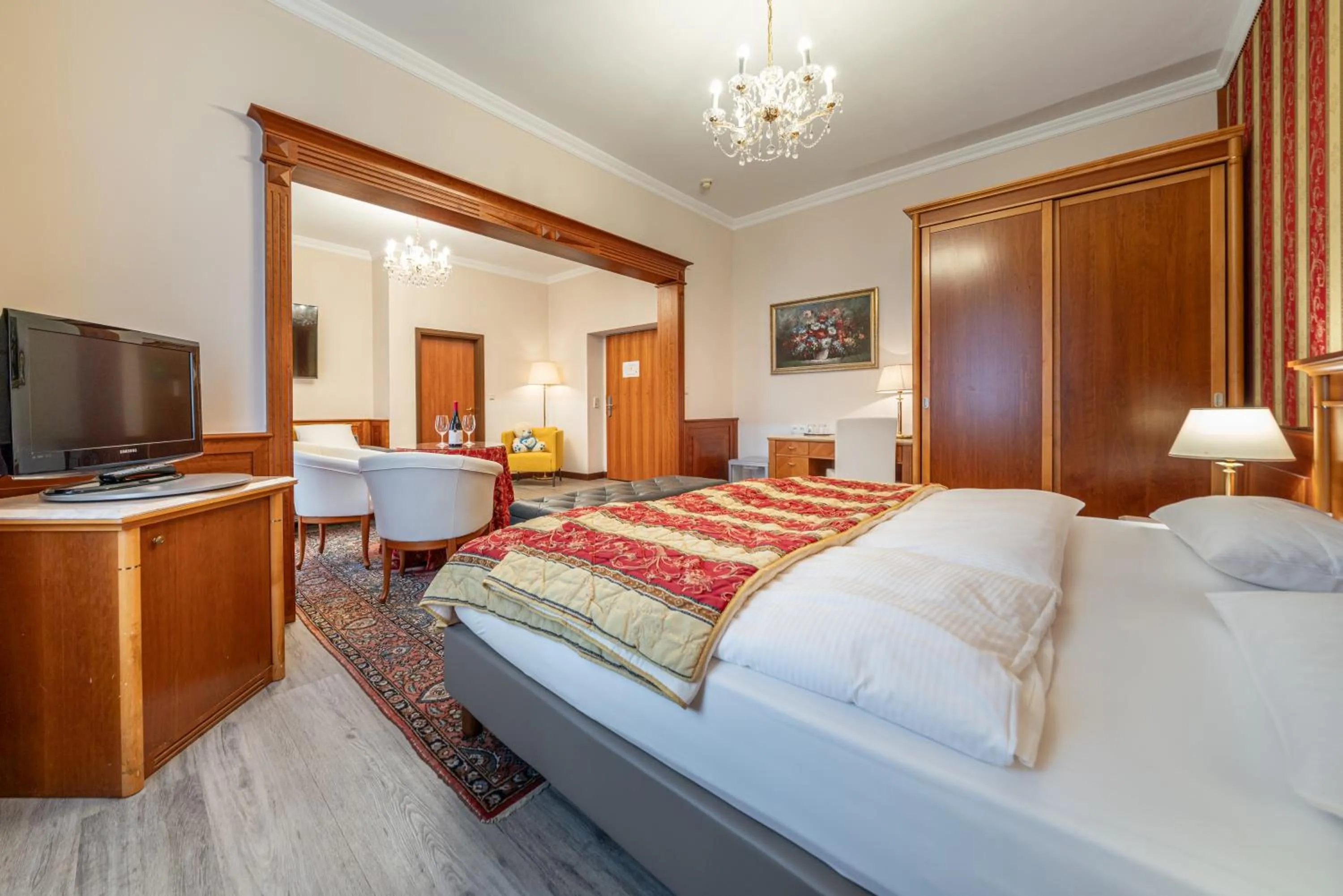 Bed in Hotel Neue Post I self check-in