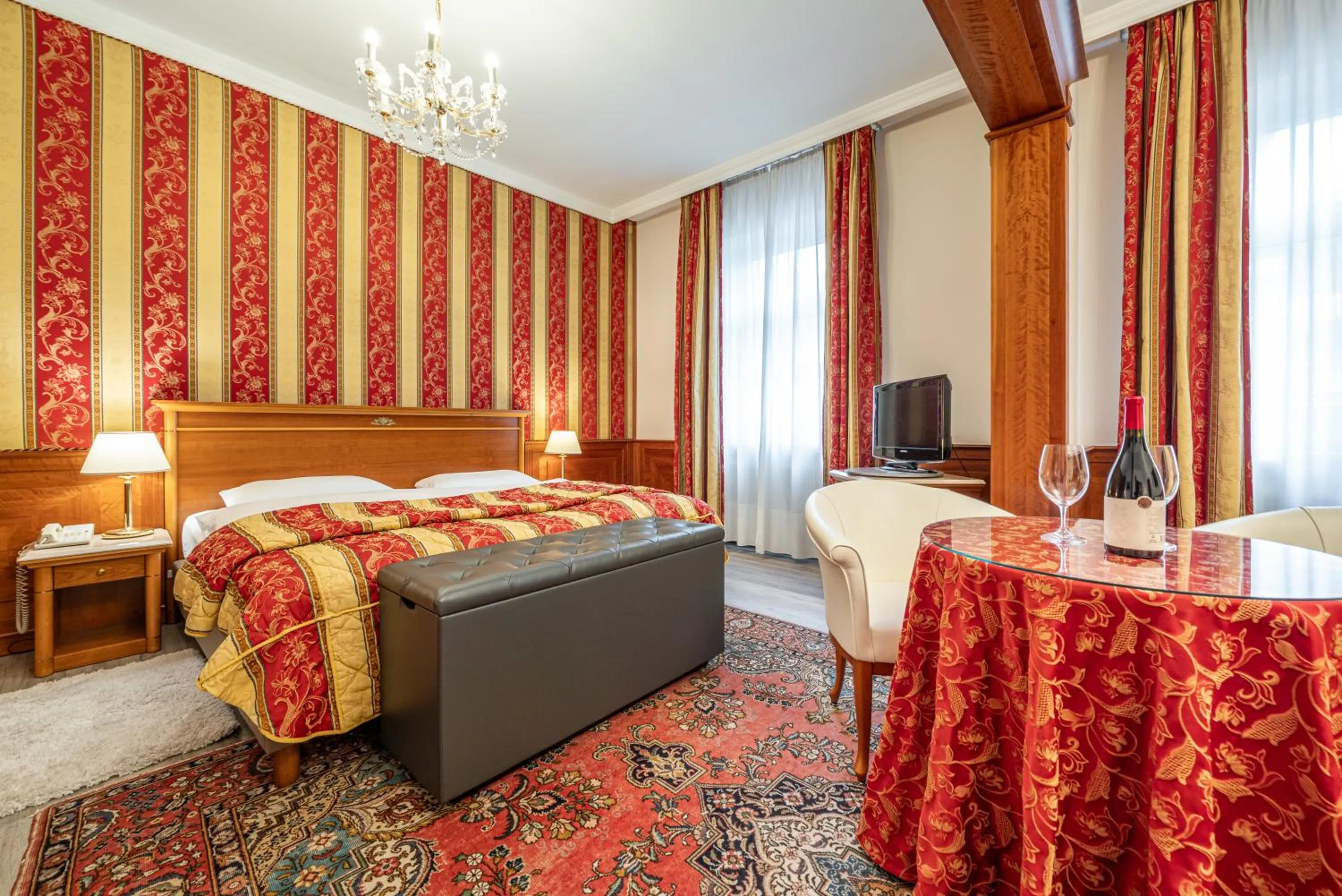 Bed in Hotel Neue Post I self check-in