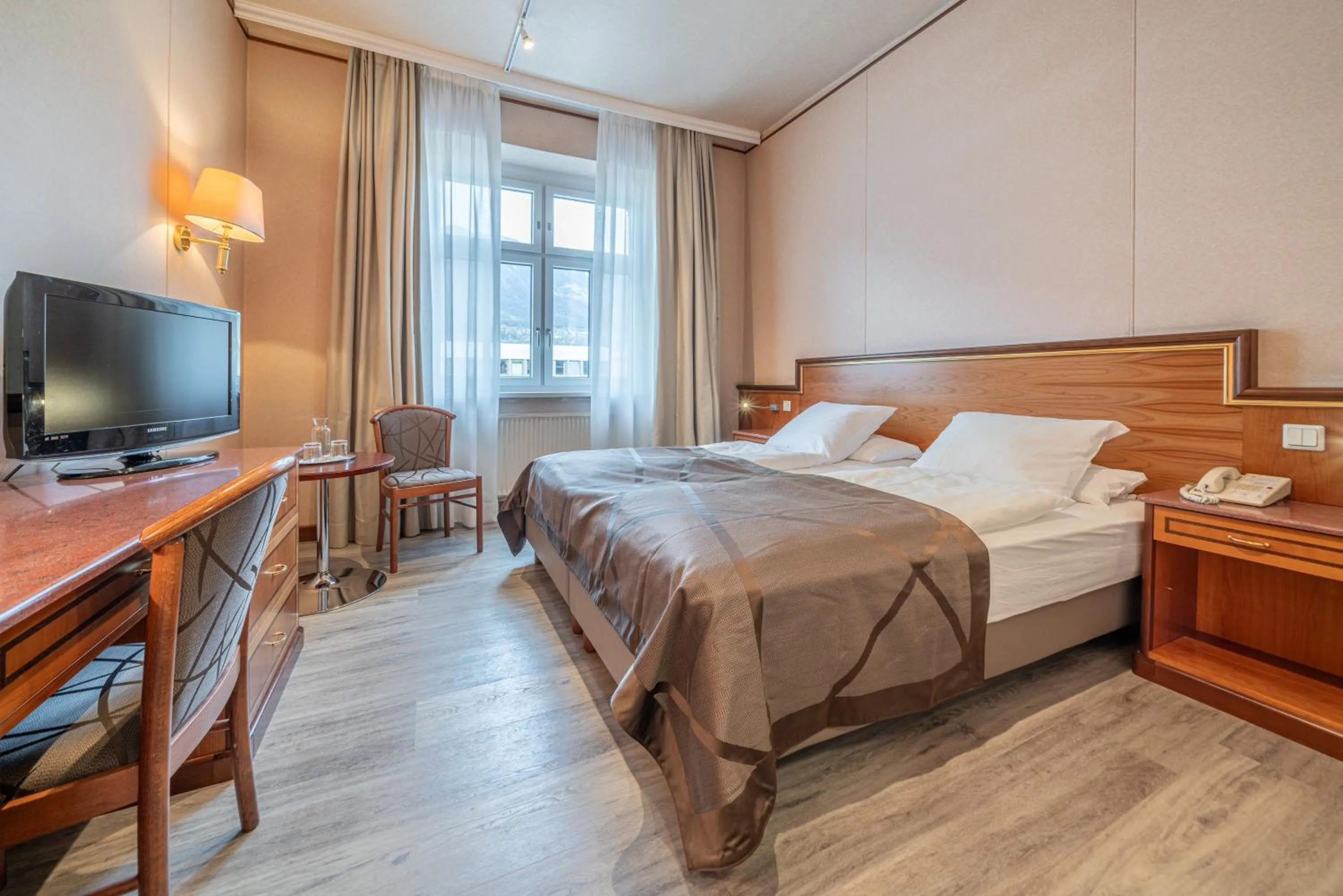 Bed in Hotel Neue Post I self check-in