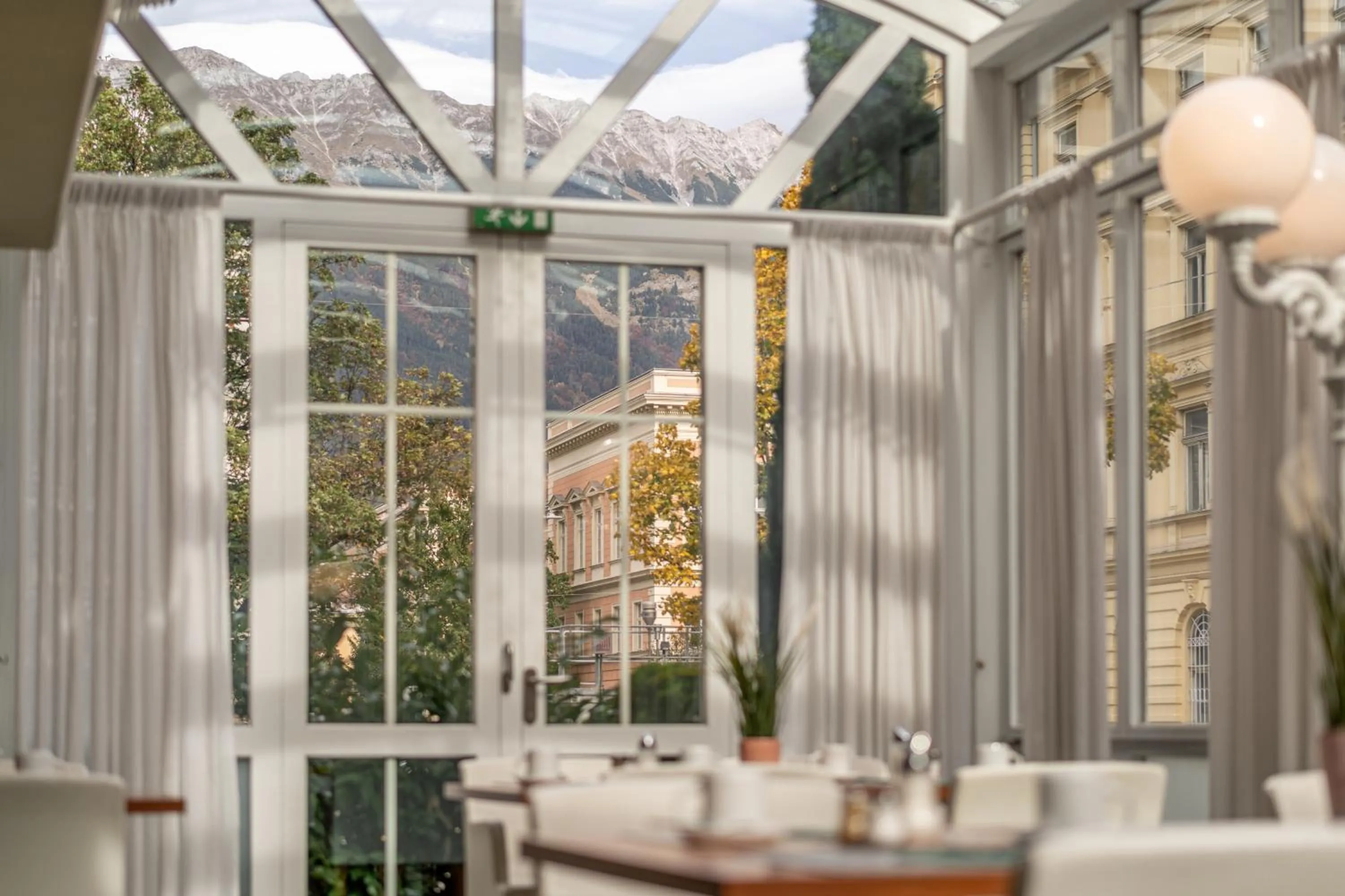 Dining area in Hotel Neue Post I self check-in