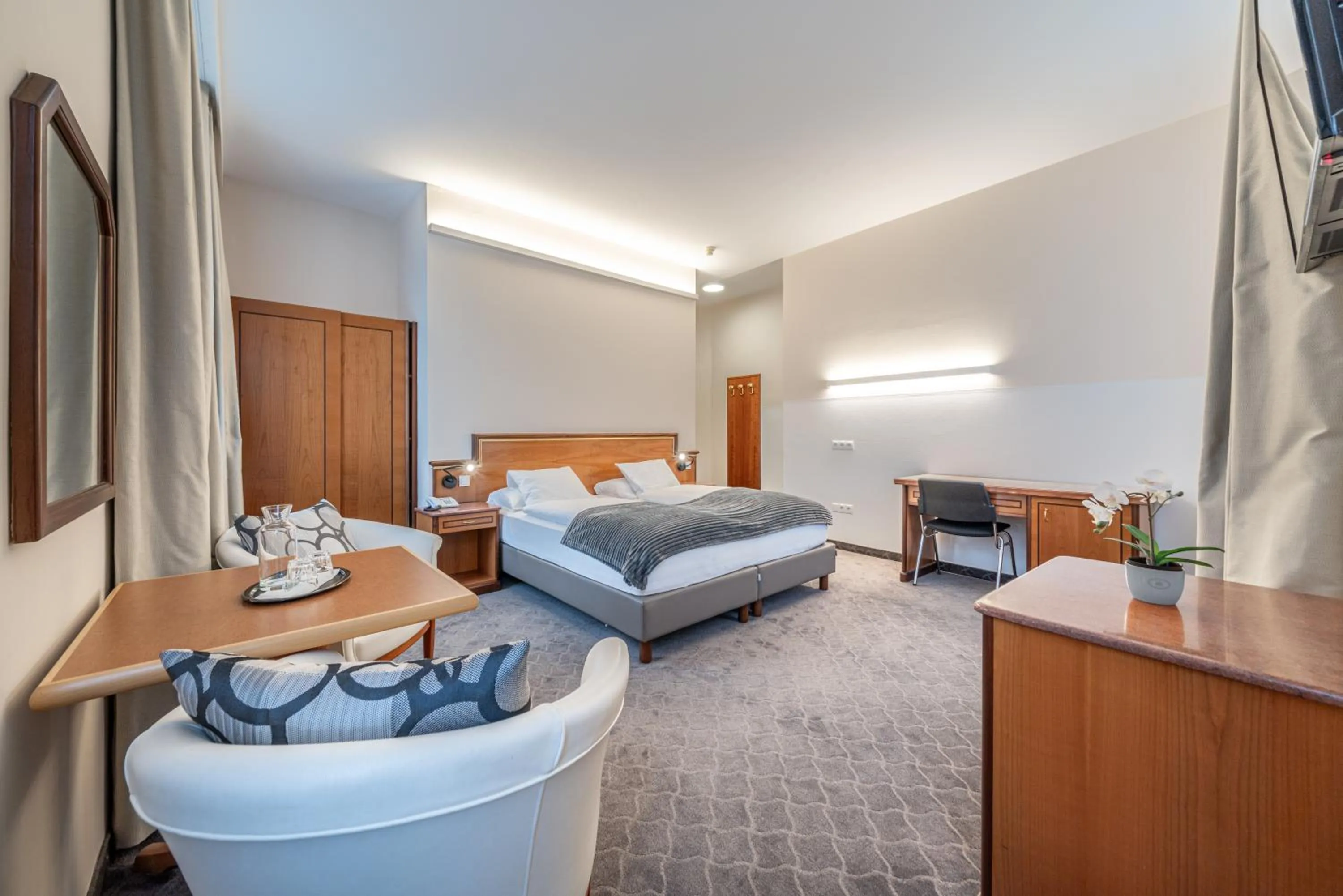 Bed in Hotel Neue Post I self check-in