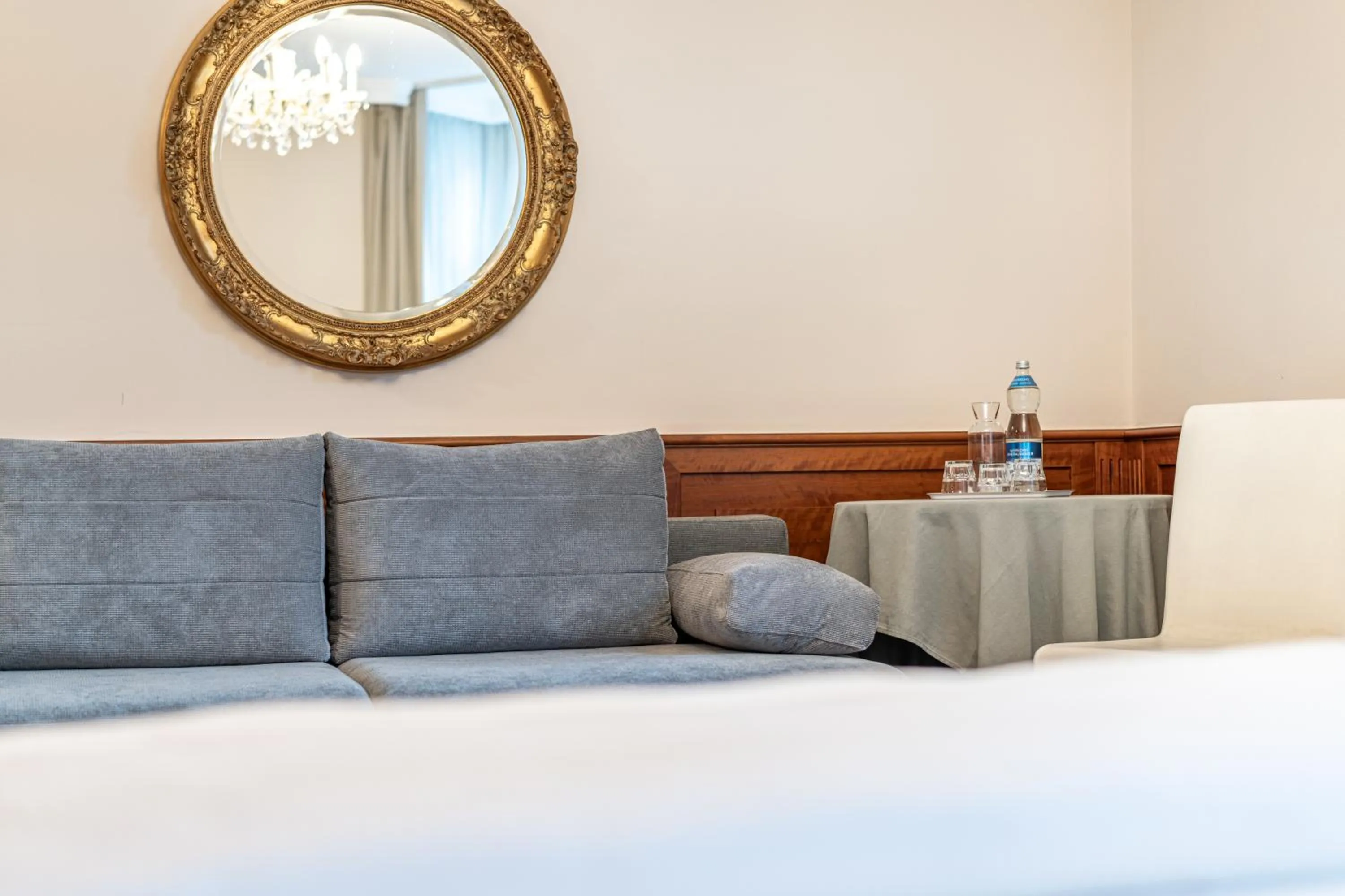 Decorative detail, Bed in Hotel Neue Post I self check-in