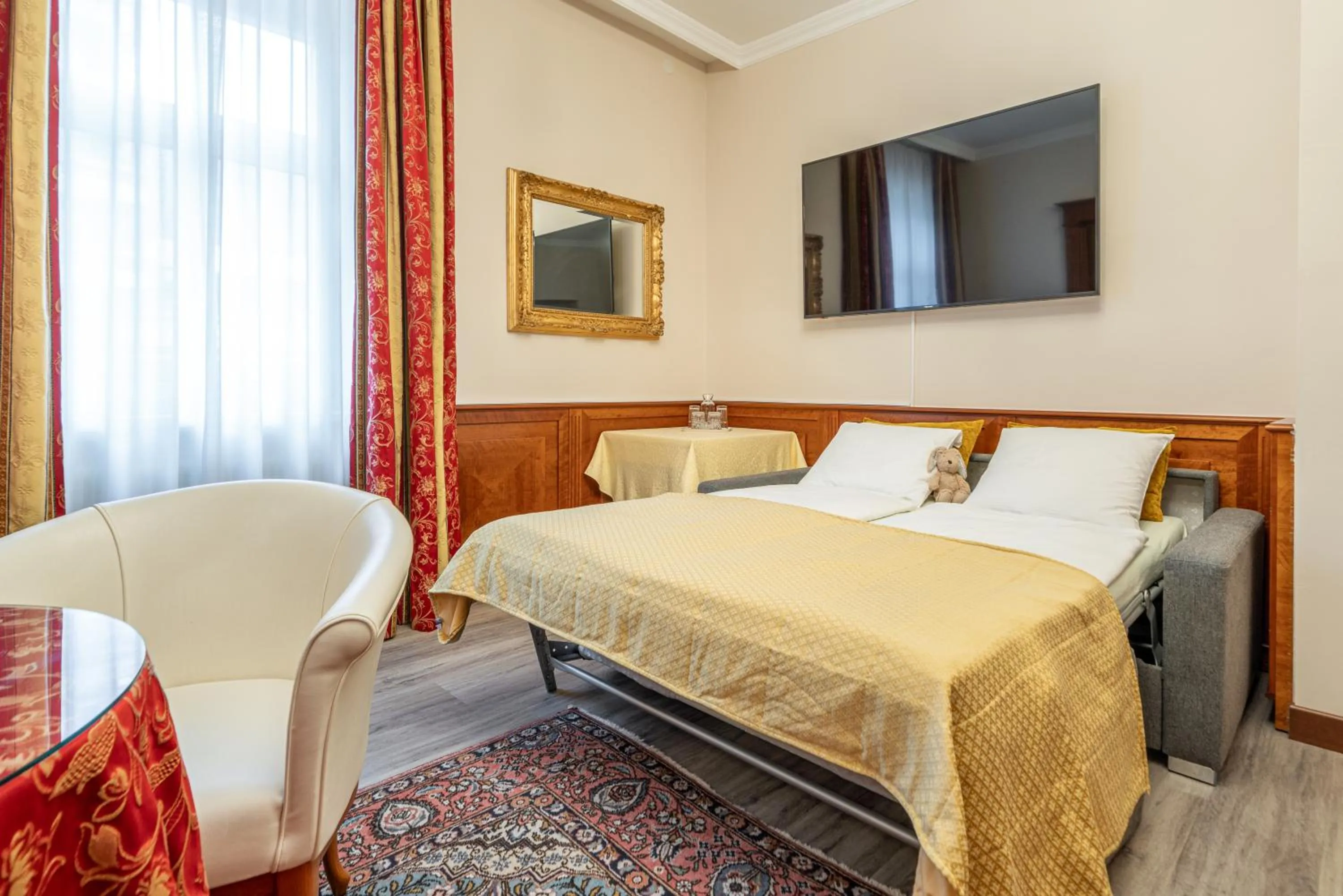 Bed in Hotel Neue Post I self check-in