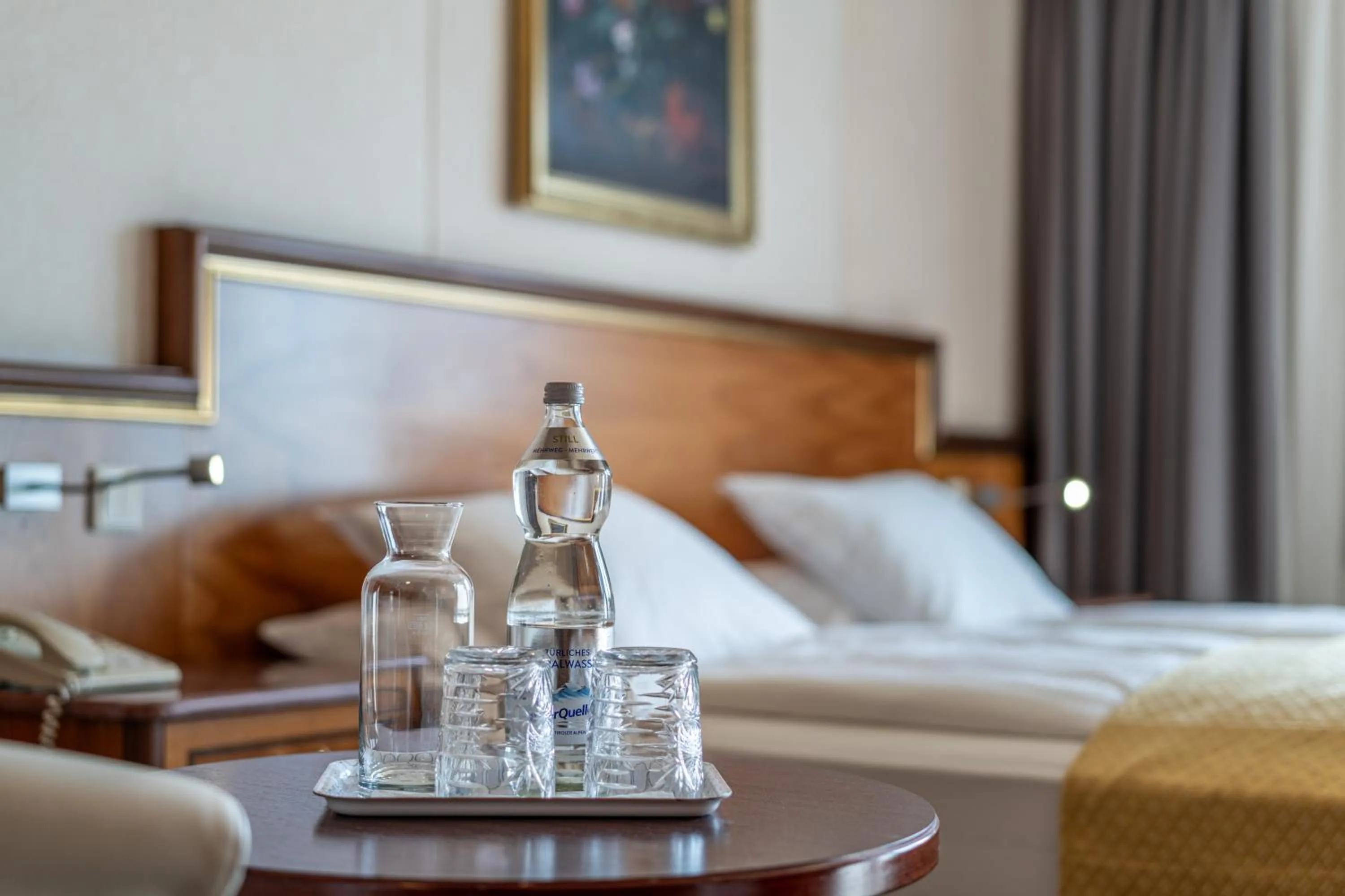 Bed in Hotel Neue Post I self check-in