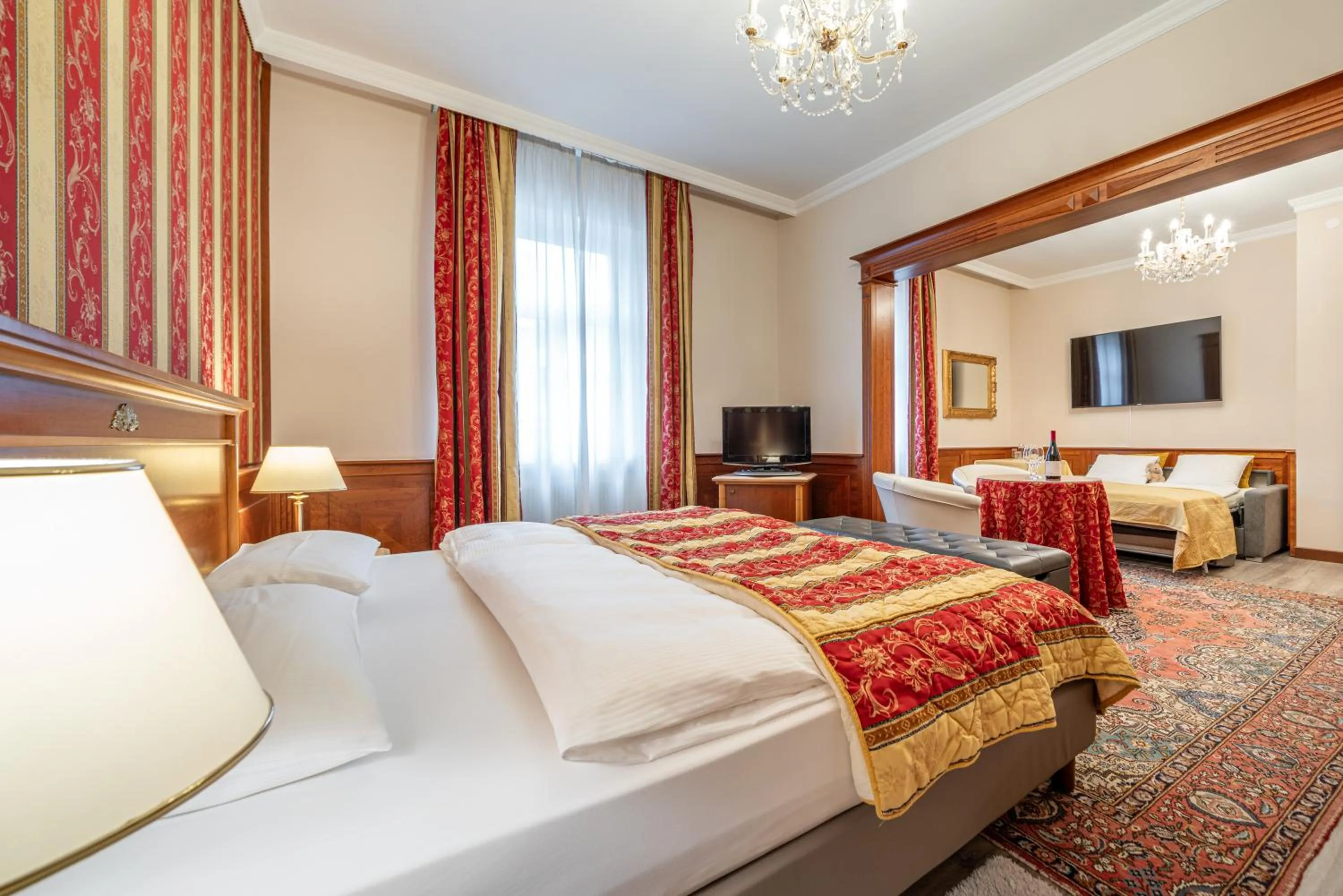 Bed in Hotel Neue Post I self check-in