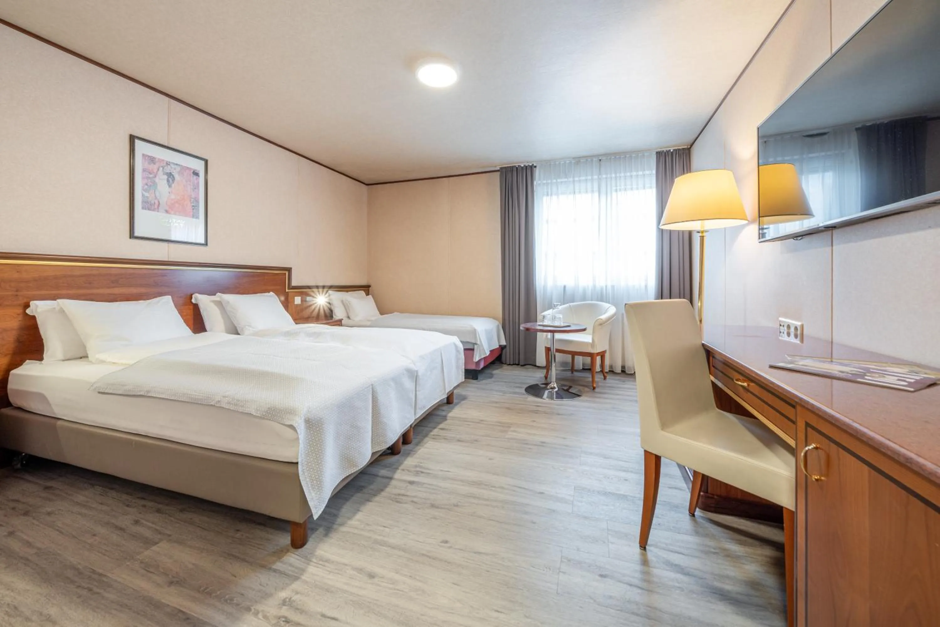 Bed in Hotel Neue Post I self check-in