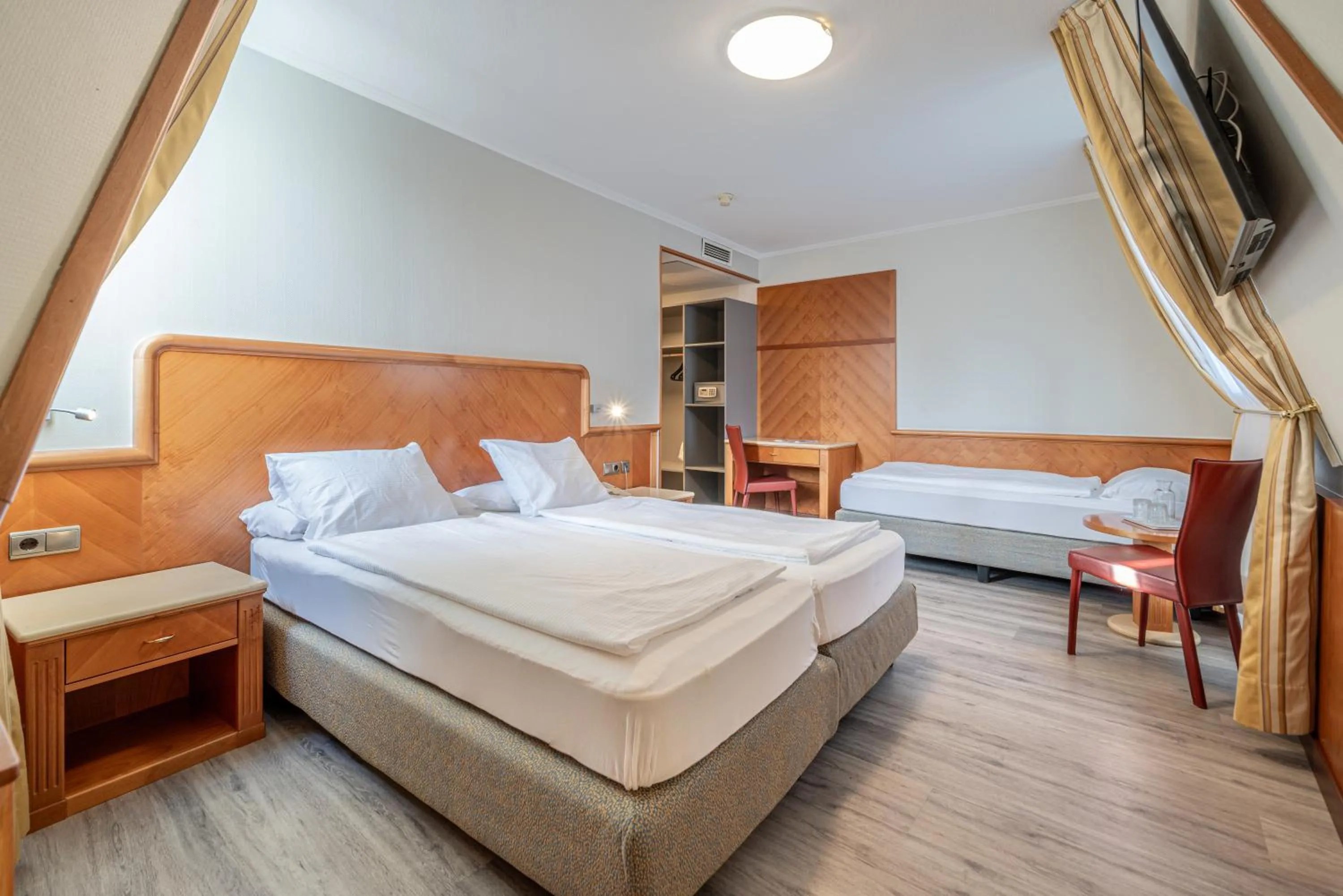 Bed in Hotel Neue Post I self check-in