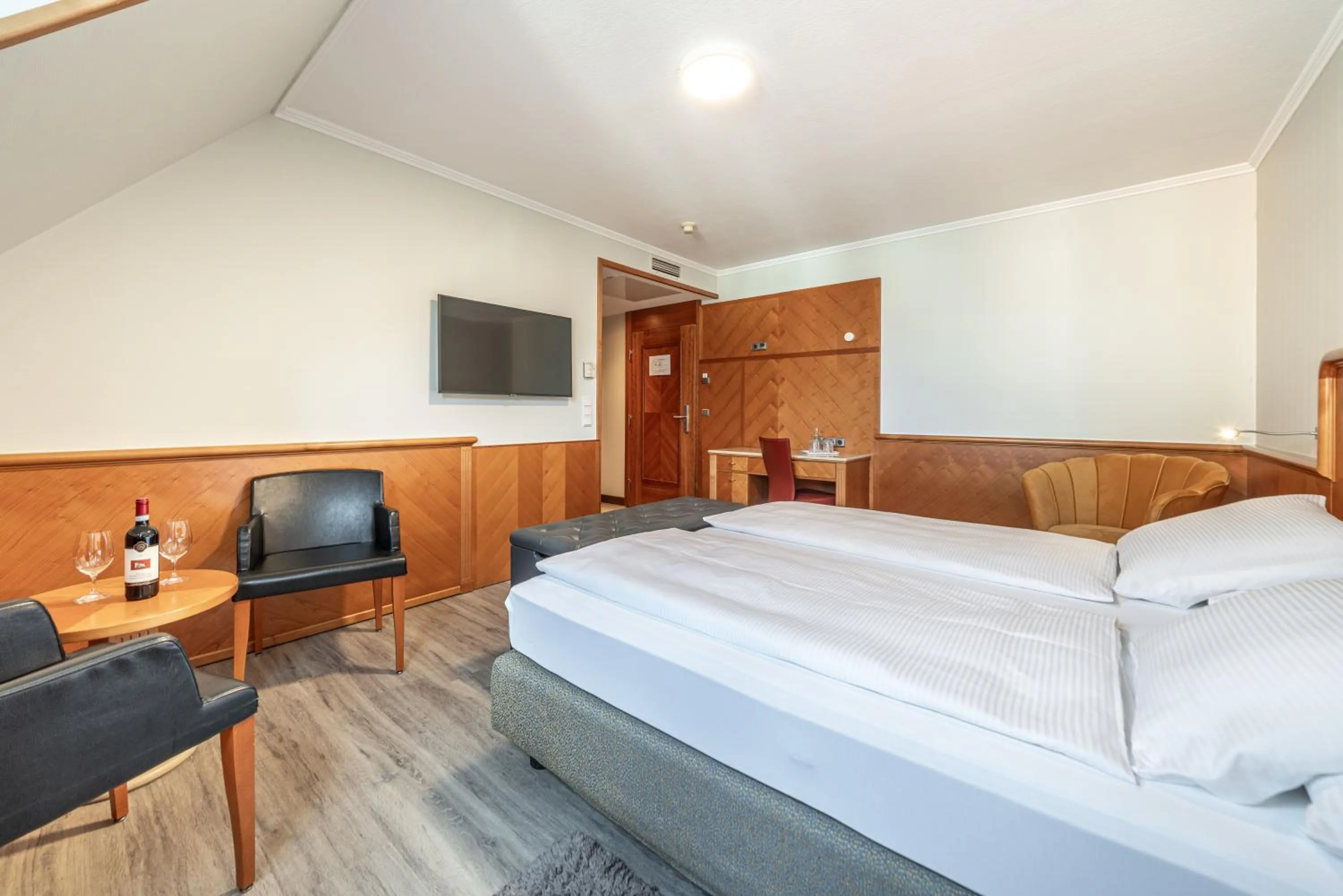 Bed in Hotel Neue Post I self check-in