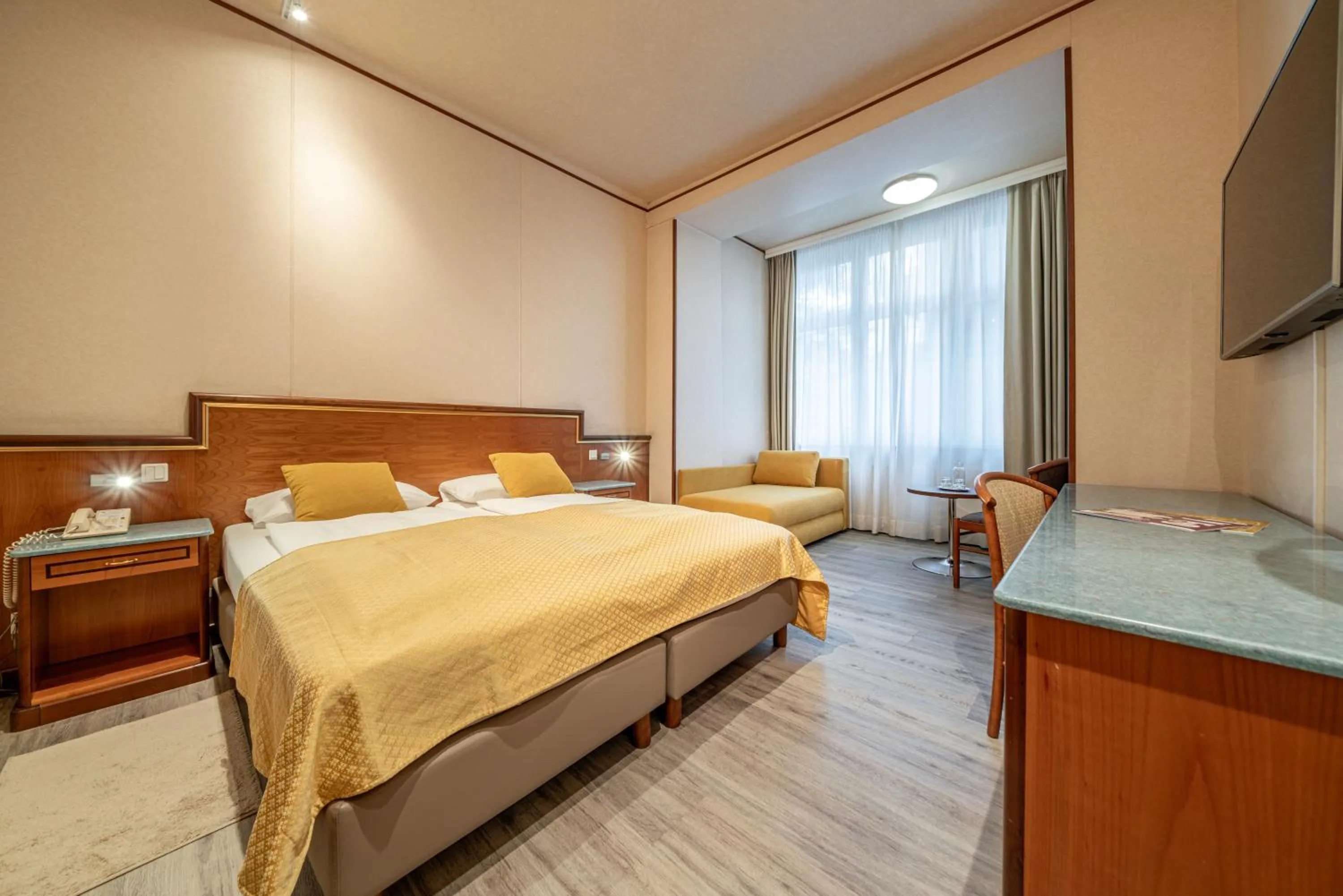 Bed in Hotel Neue Post I self check-in