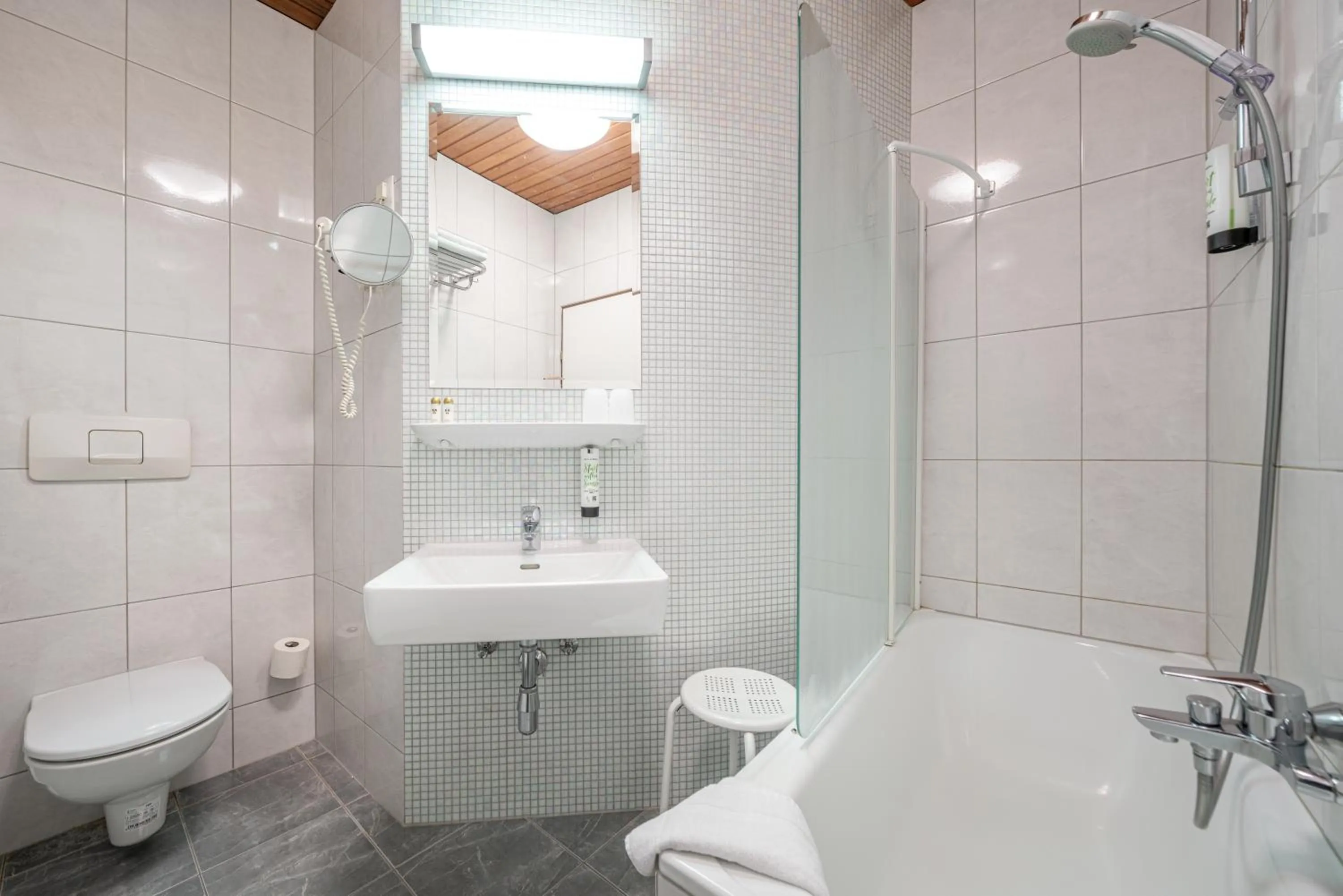 Toilet in Hotel Neue Post I self check-in