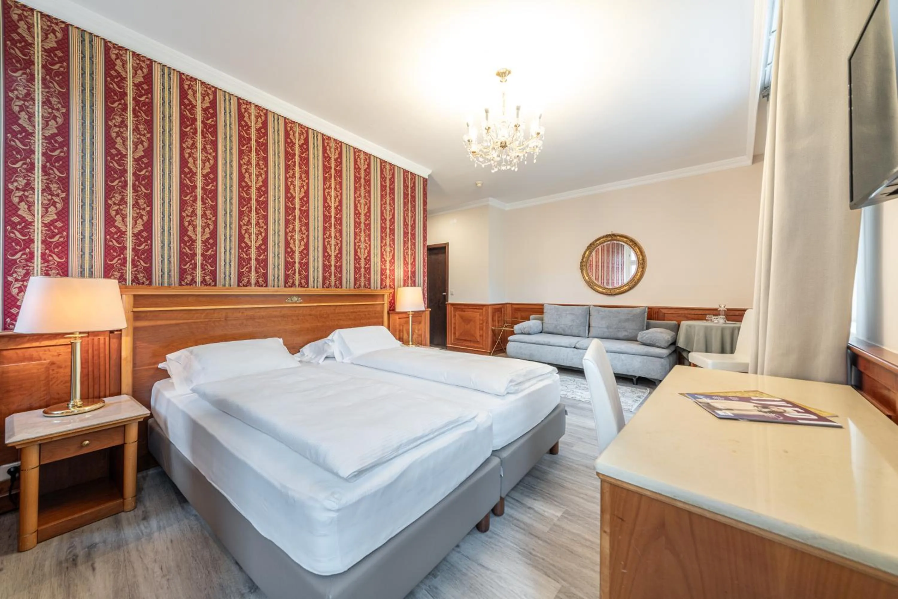 Bed in Hotel Neue Post I self check-in