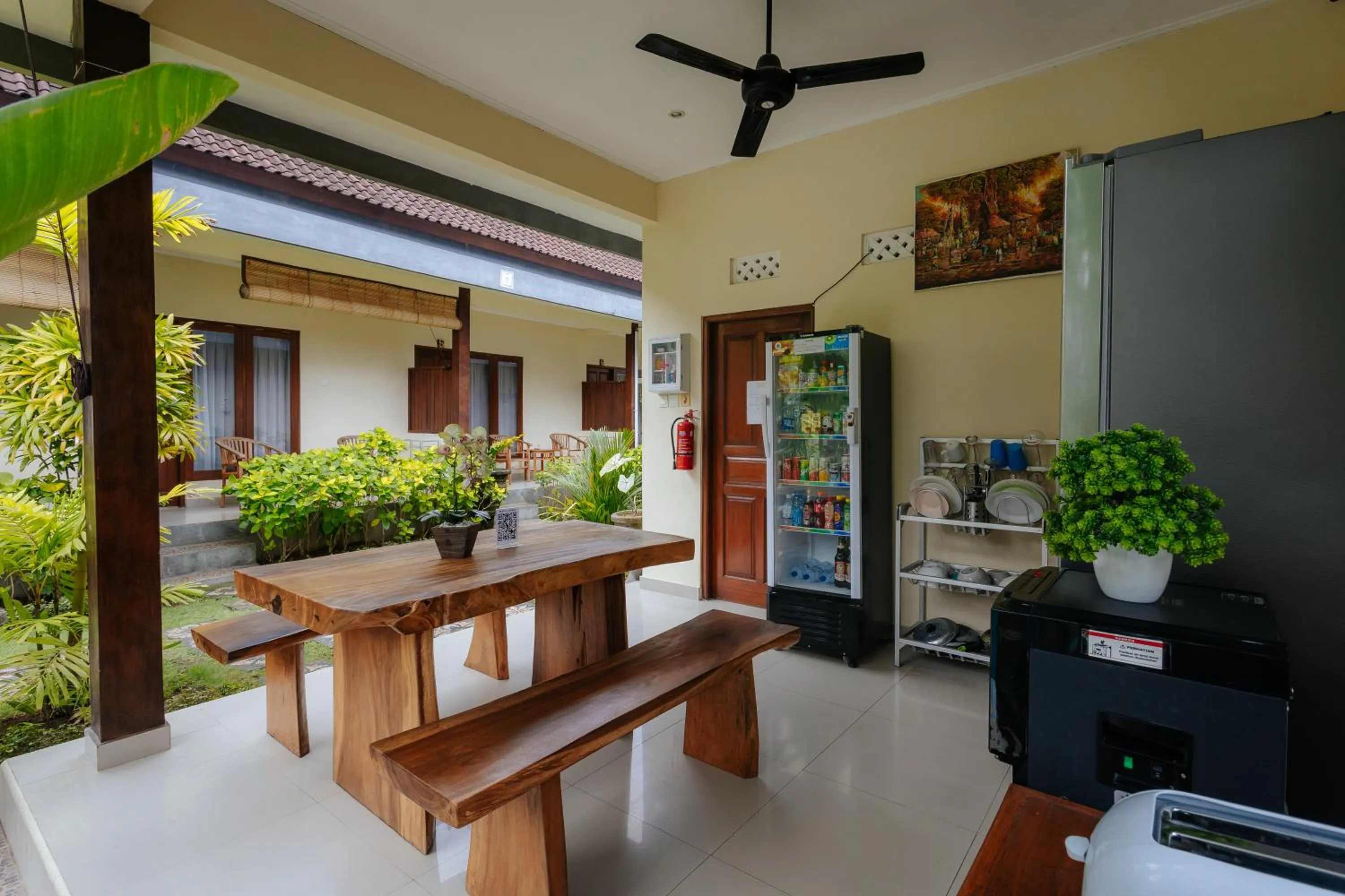 Dining area in BUBU CANGGU Guesthouse