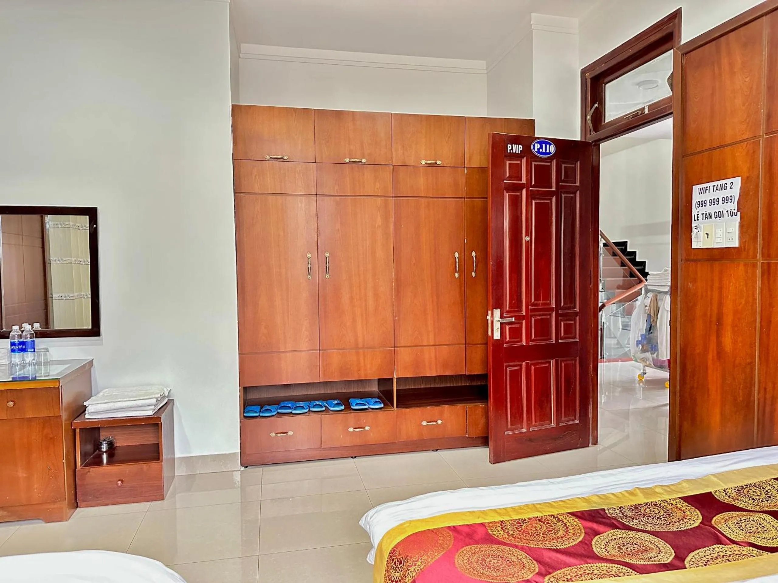 wardrobe, Bed in Hoàng Anh hotel