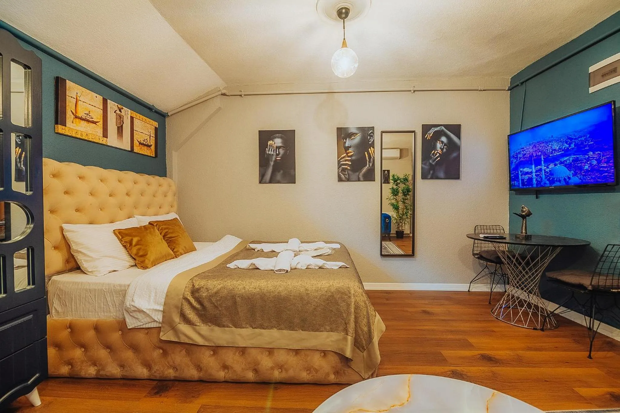 TV and multimedia, Bed in Taksim Wonder Suites