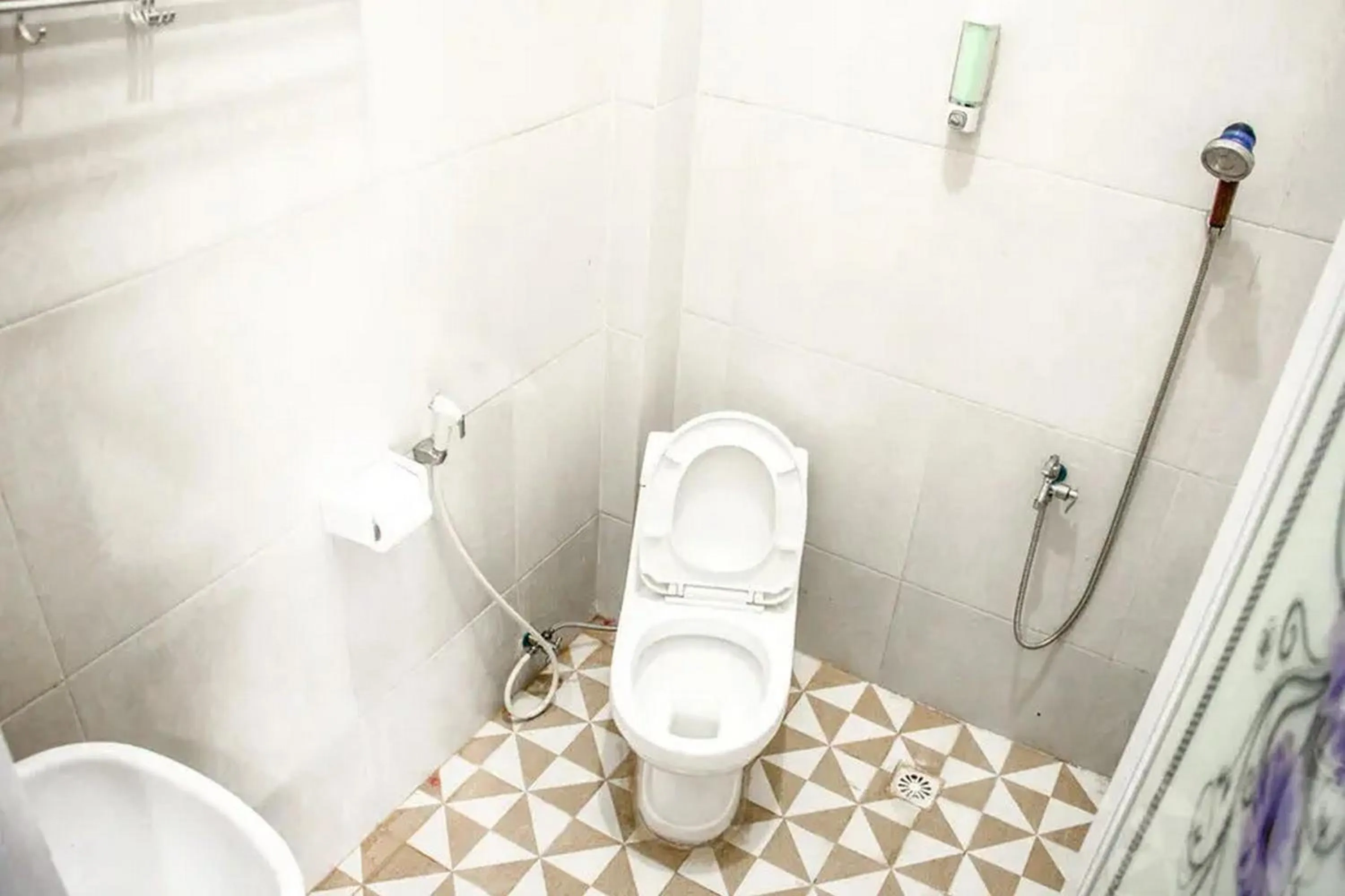 Bathroom in Samar Wulu Guest House Syariah Mitra RedDoorz near Ketapang