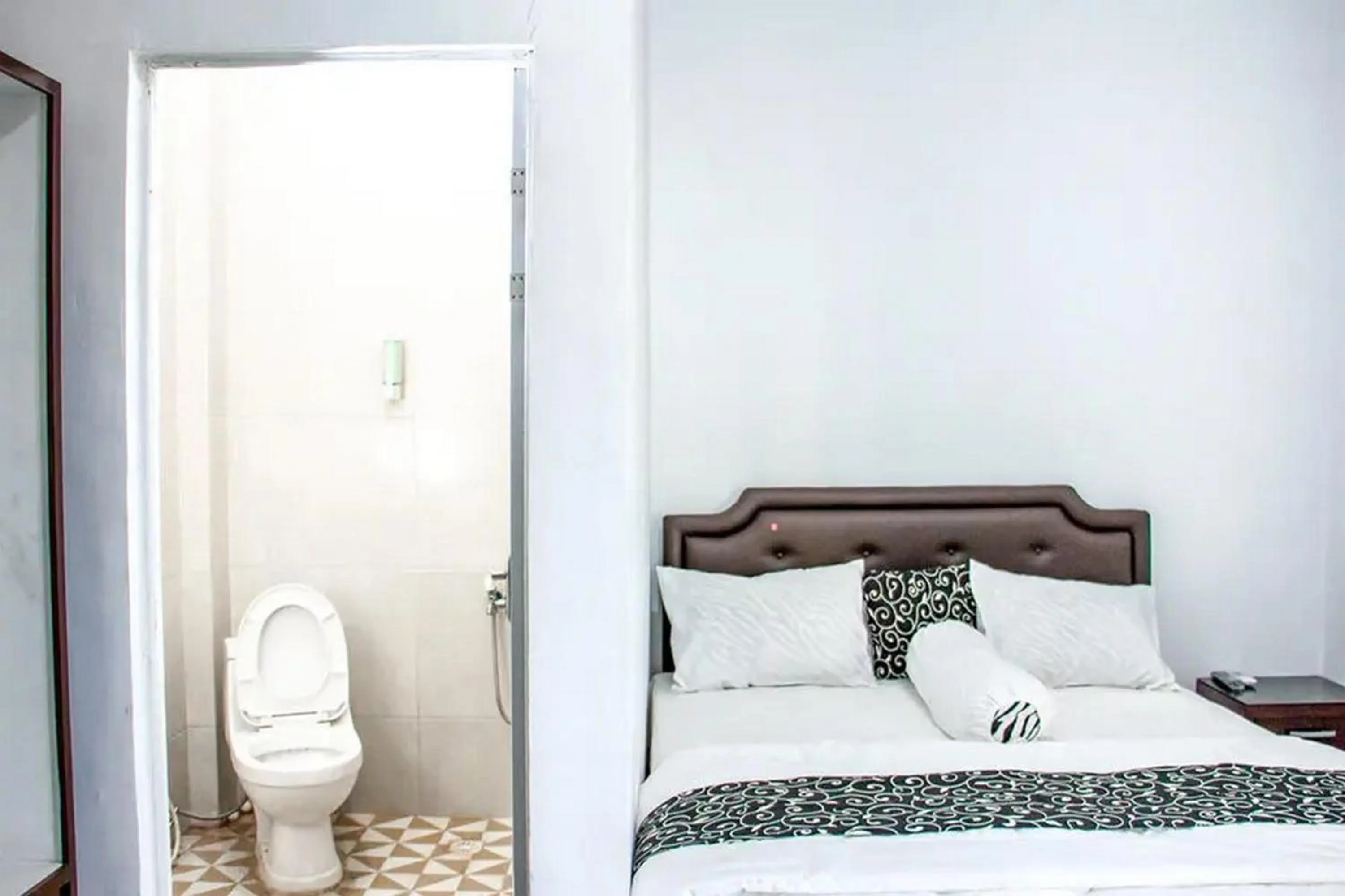 Bedroom, Bed in Samar Wulu Guest House Syariah Mitra RedDoorz near Ketapang