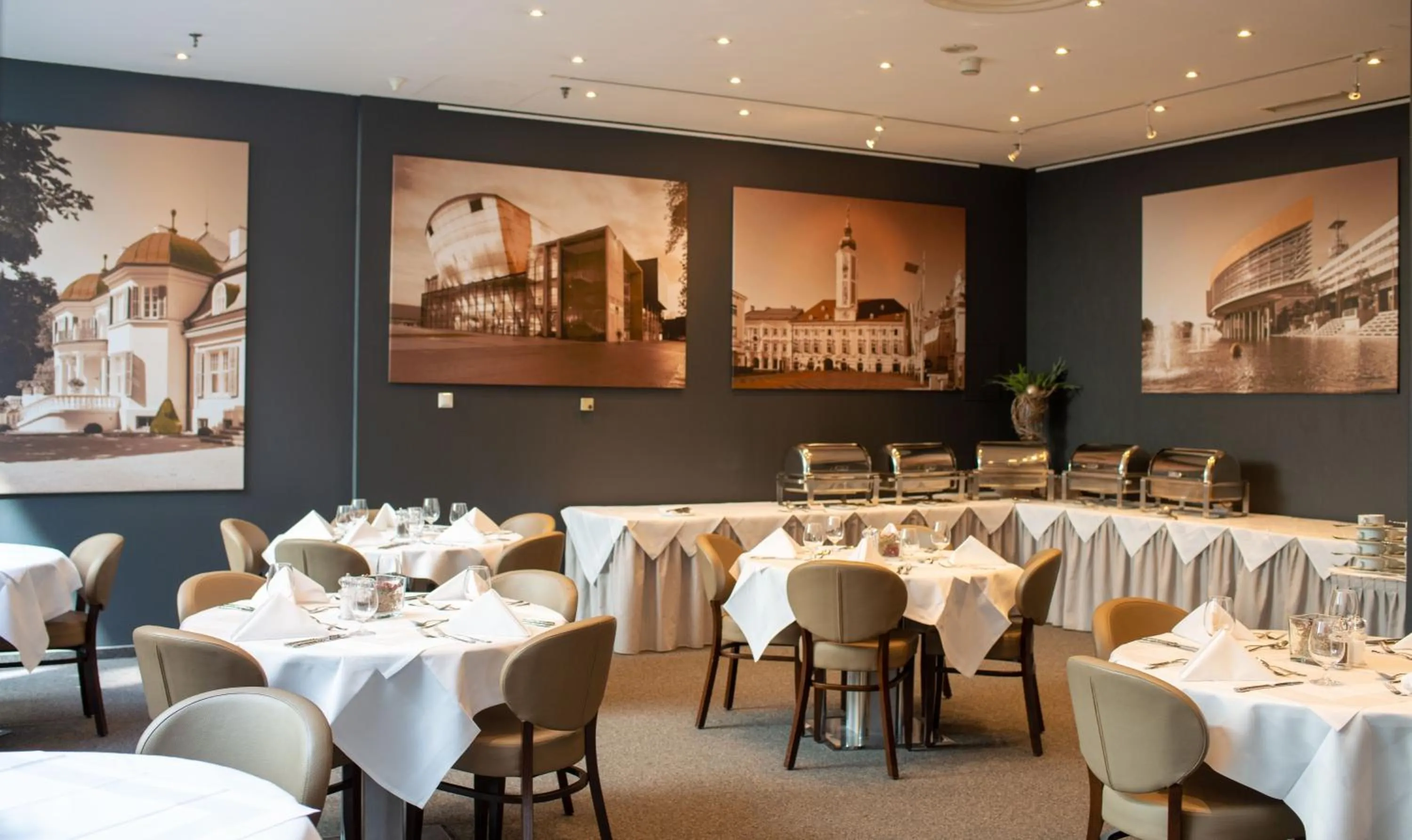 Restaurant/places to eat in Hotel Metropol