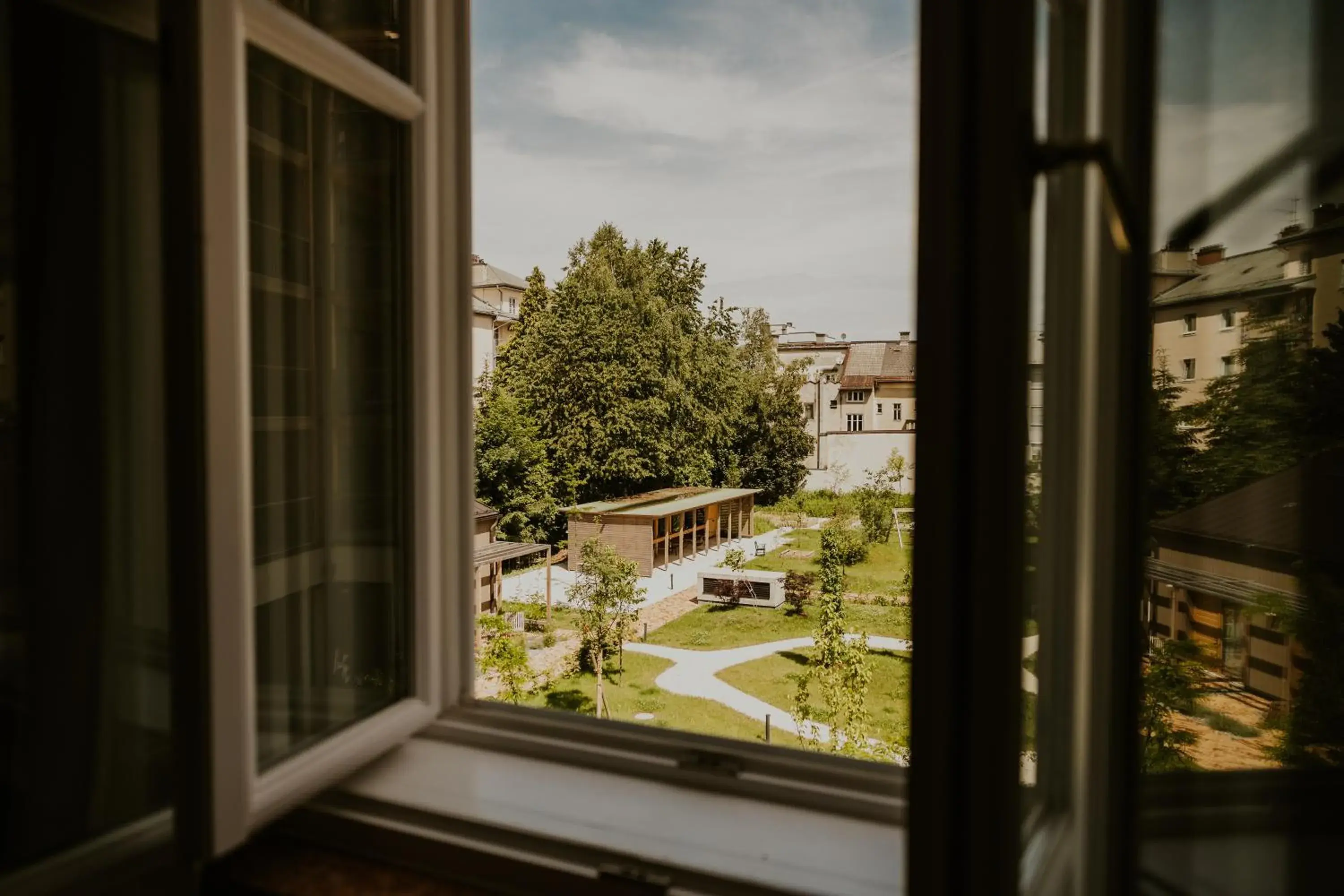 Comfort Double Room with Garden View in Design Hotel zum Hirschen Salzburg Comfort Double Room with Garden View in Design Hotel zum Hirschen Salzburg